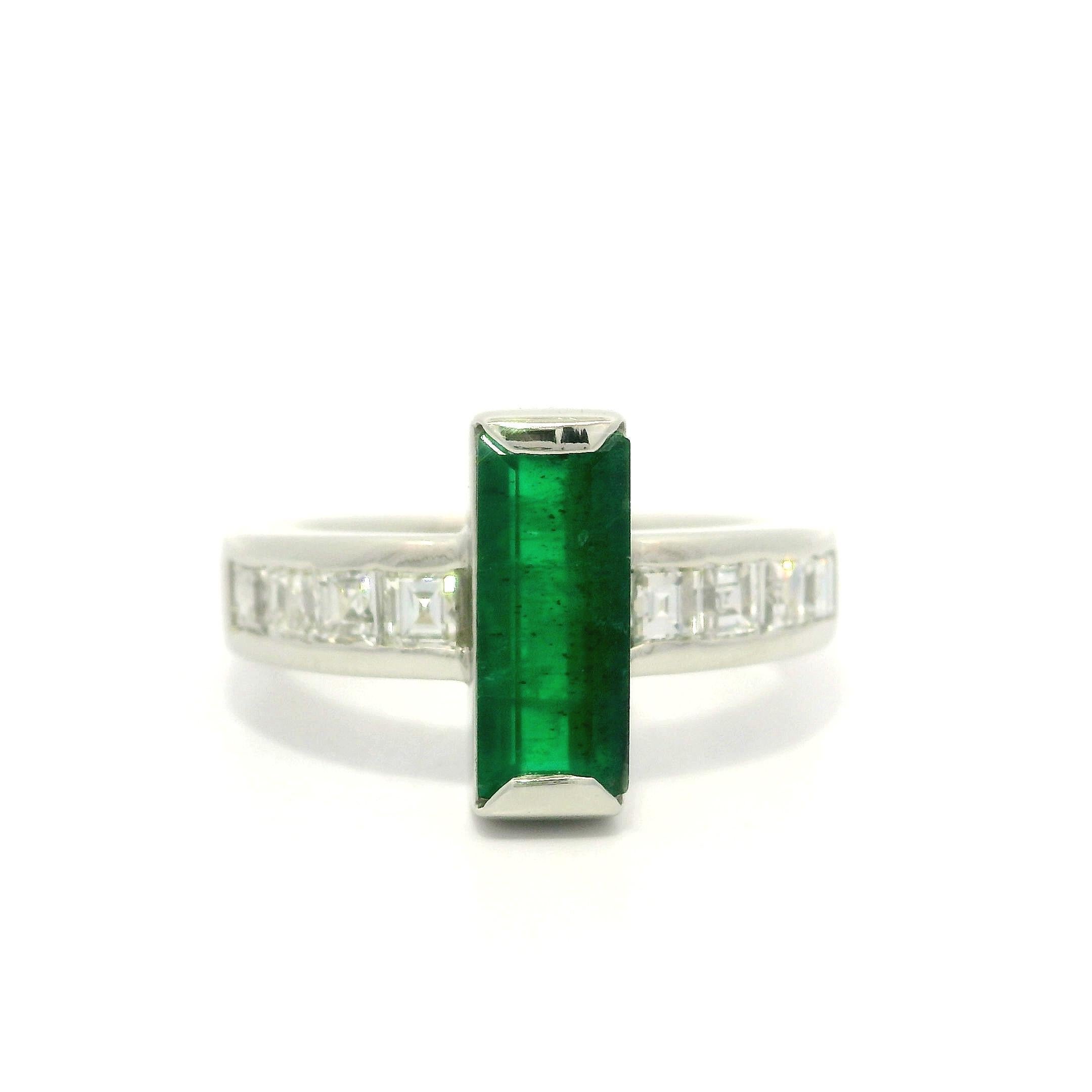 Anillo de platino macizo con esmeralda rectangular larga de 1,80 ctw y diamantes talla carré en los lados en venta 1