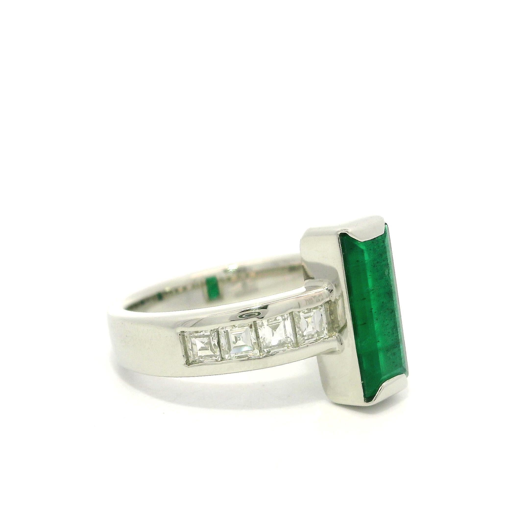 Anillo de platino macizo con esmeralda rectangular larga de 1,80 ctw y diamantes talla carré en los lados en venta 2