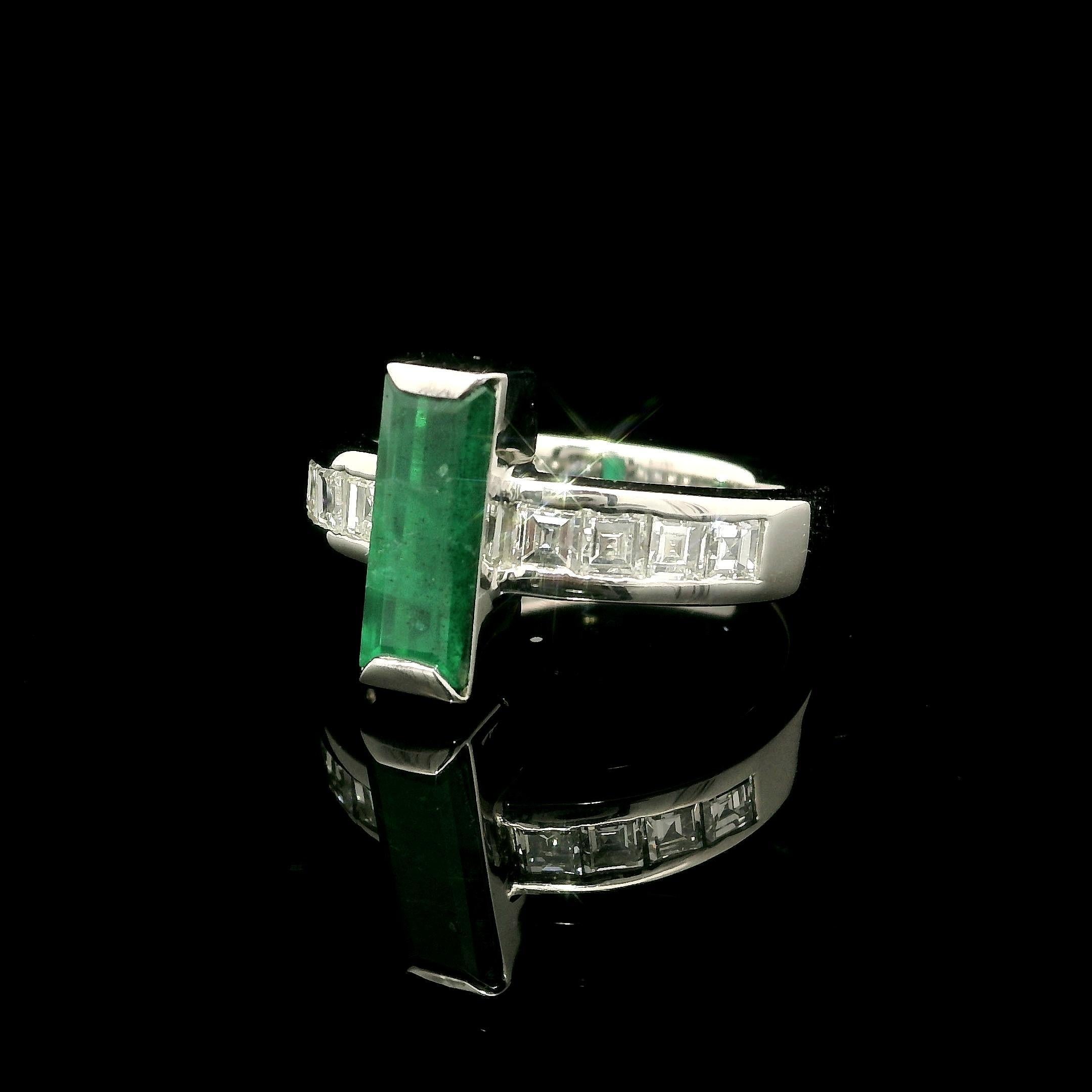 Anillo de platino macizo con esmeralda rectangular larga de 1,80 ctw y diamantes talla carré en los lados en venta 3