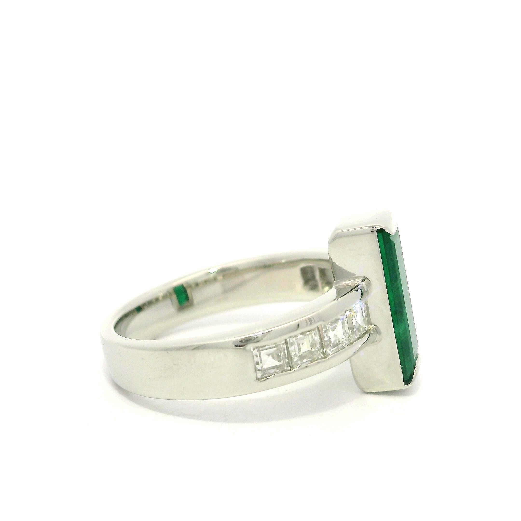 Anillo de platino macizo con esmeralda rectangular larga de 1,80 ctw y diamantes talla carré en los lados en venta 4