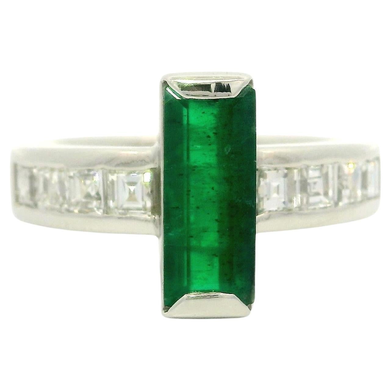 Anillo de platino macizo con esmeralda rectangular larga de 1,80 ctw y diamantes talla carré en los lados en venta