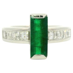 Anillo de platino macizo con esmeralda rectangular larga de 1,80 ctw y diamantes talla carré en los lados