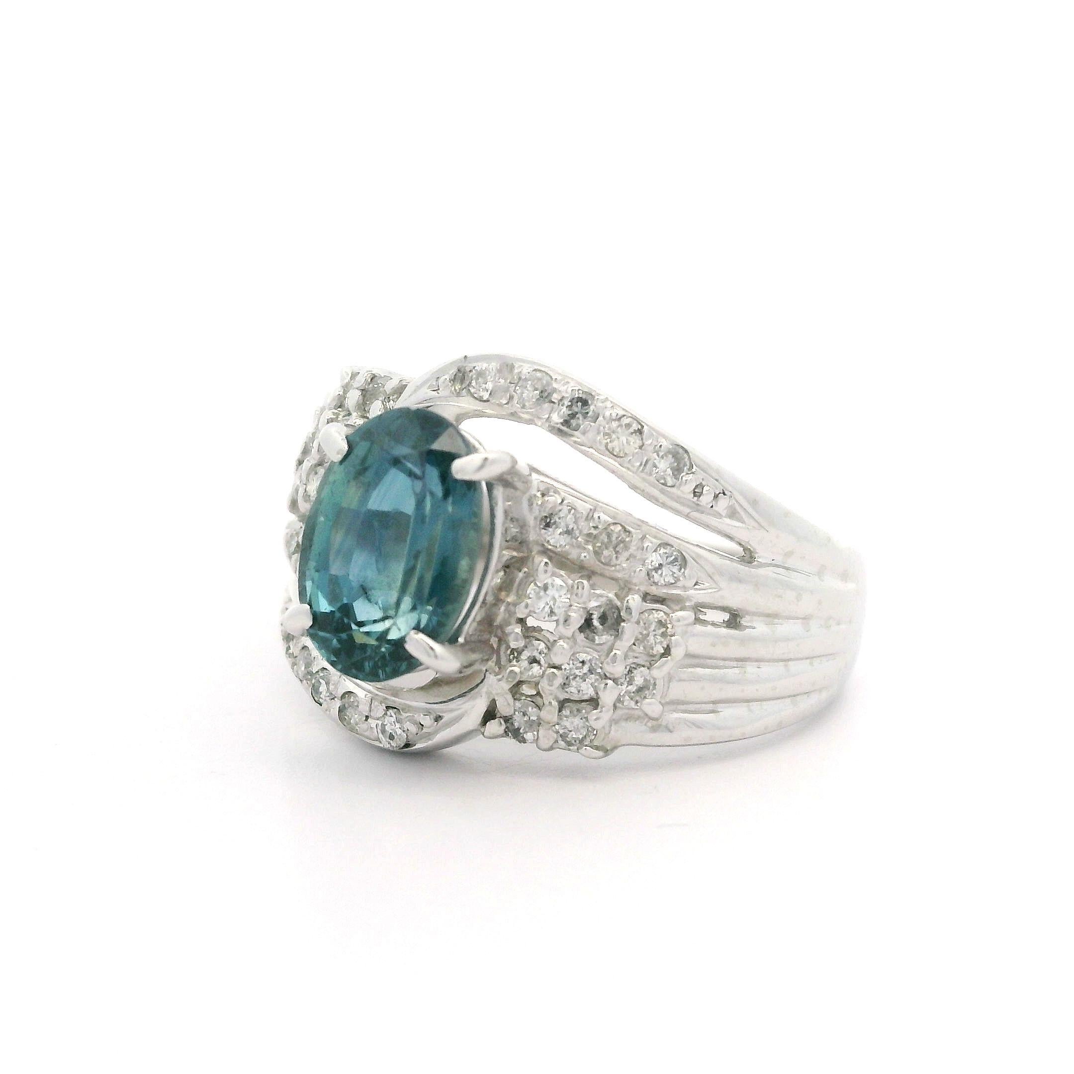 Bague à anneau large de 12,9 mm en platine massif avec saphir ovale et diamants de 1,80 ctw en vente 5