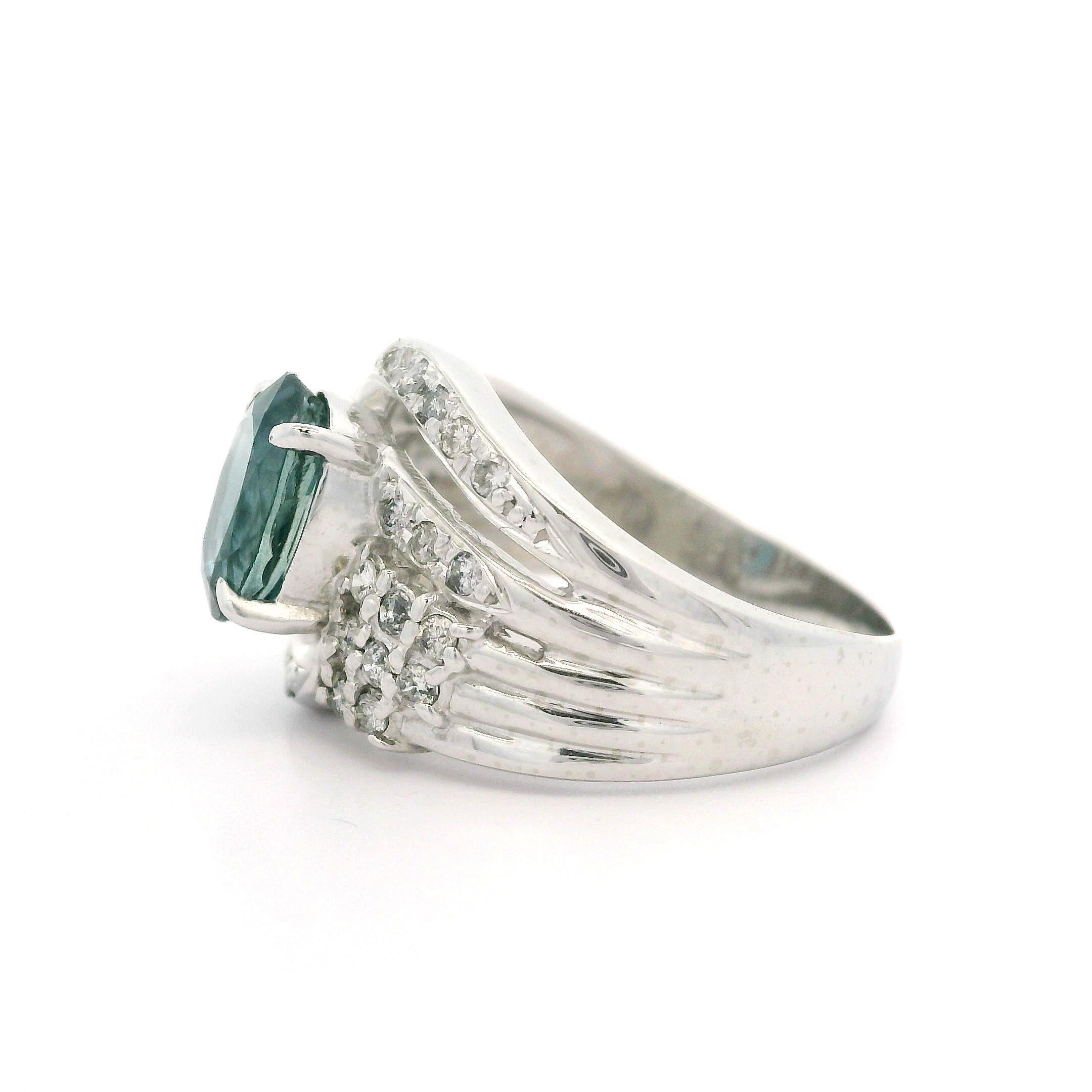 Taille ovale Bague à anneau large de 12,9 mm en platine massif avec saphir ovale et diamants de 1,80 ctw en vente