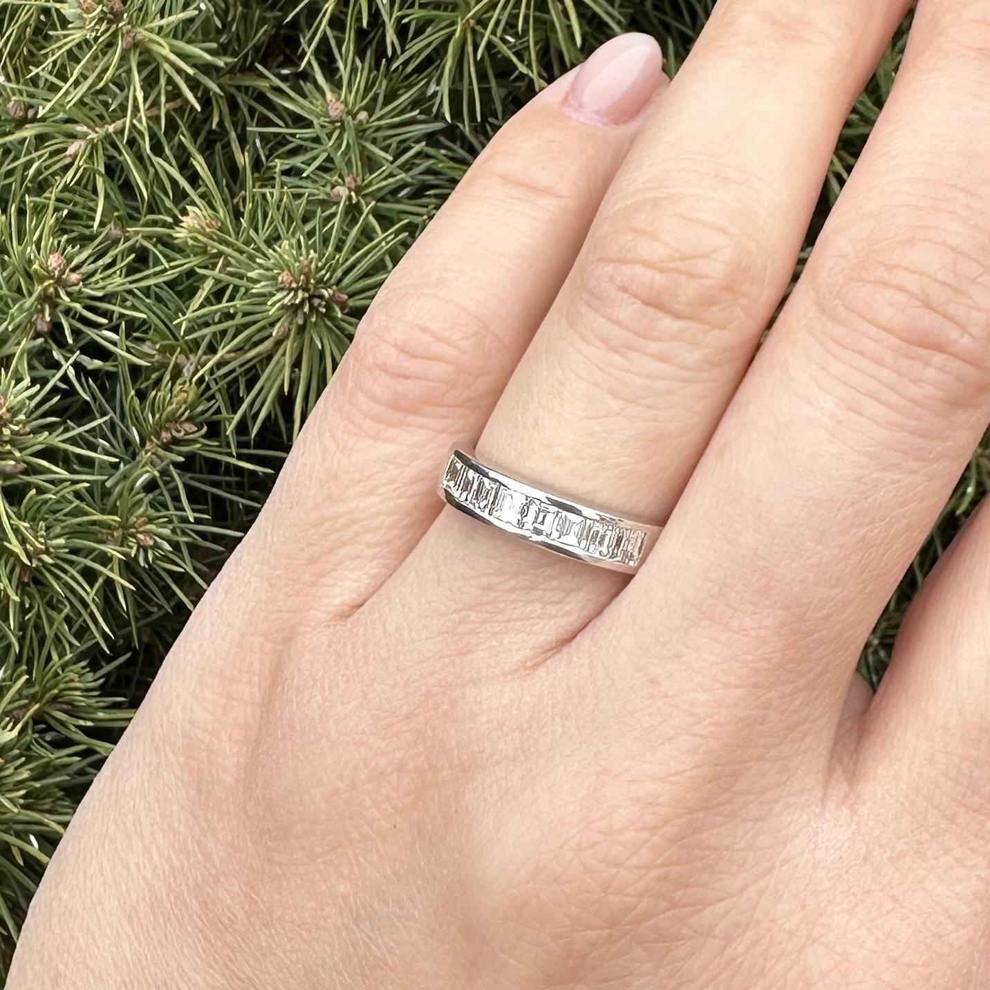 Bague en platine massif 1ctw Baguette Cut Channel Set Diamond Band Ring en vente 6