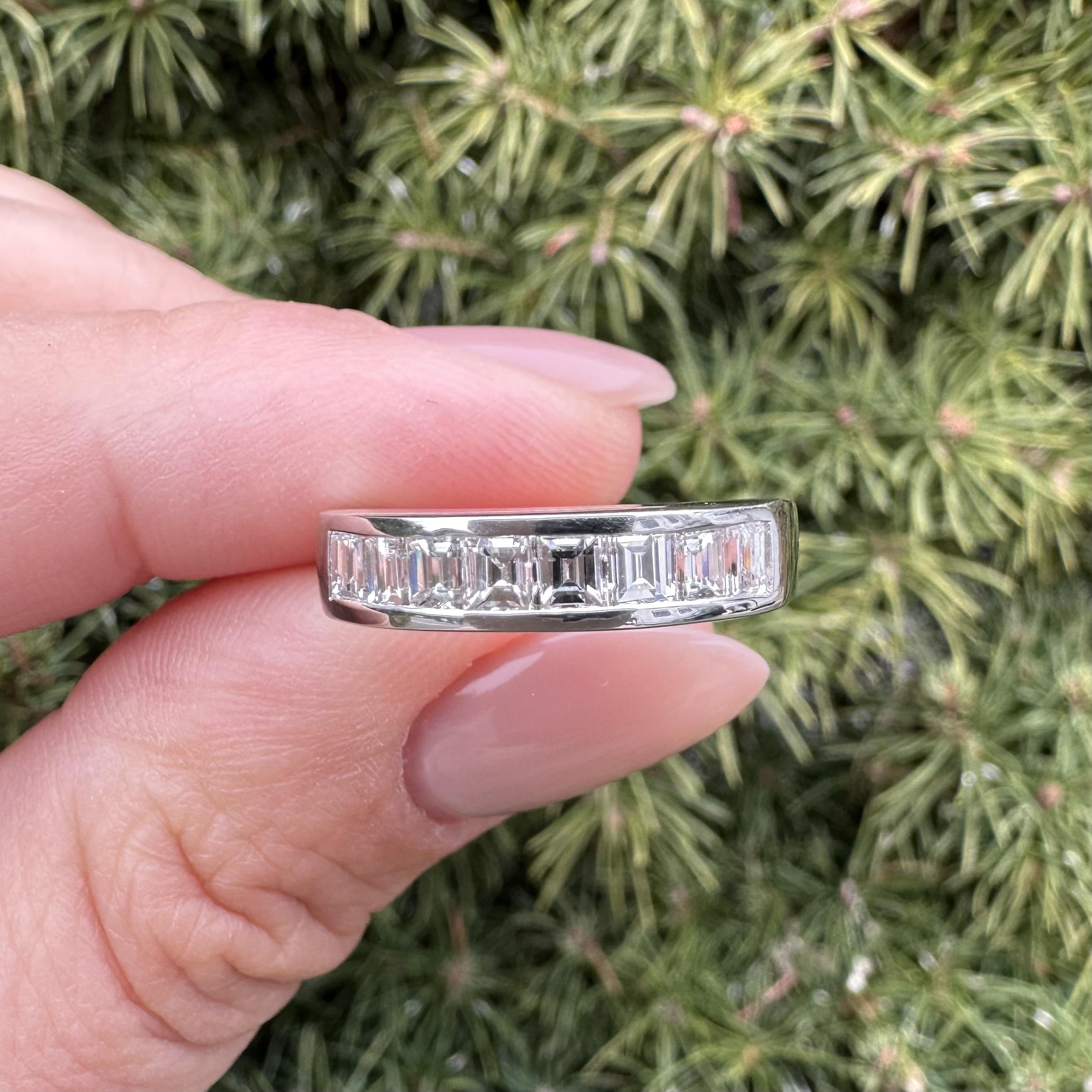 Bague en platine massif 1ctw Baguette Cut Channel Set Diamond Band Ring en vente 7