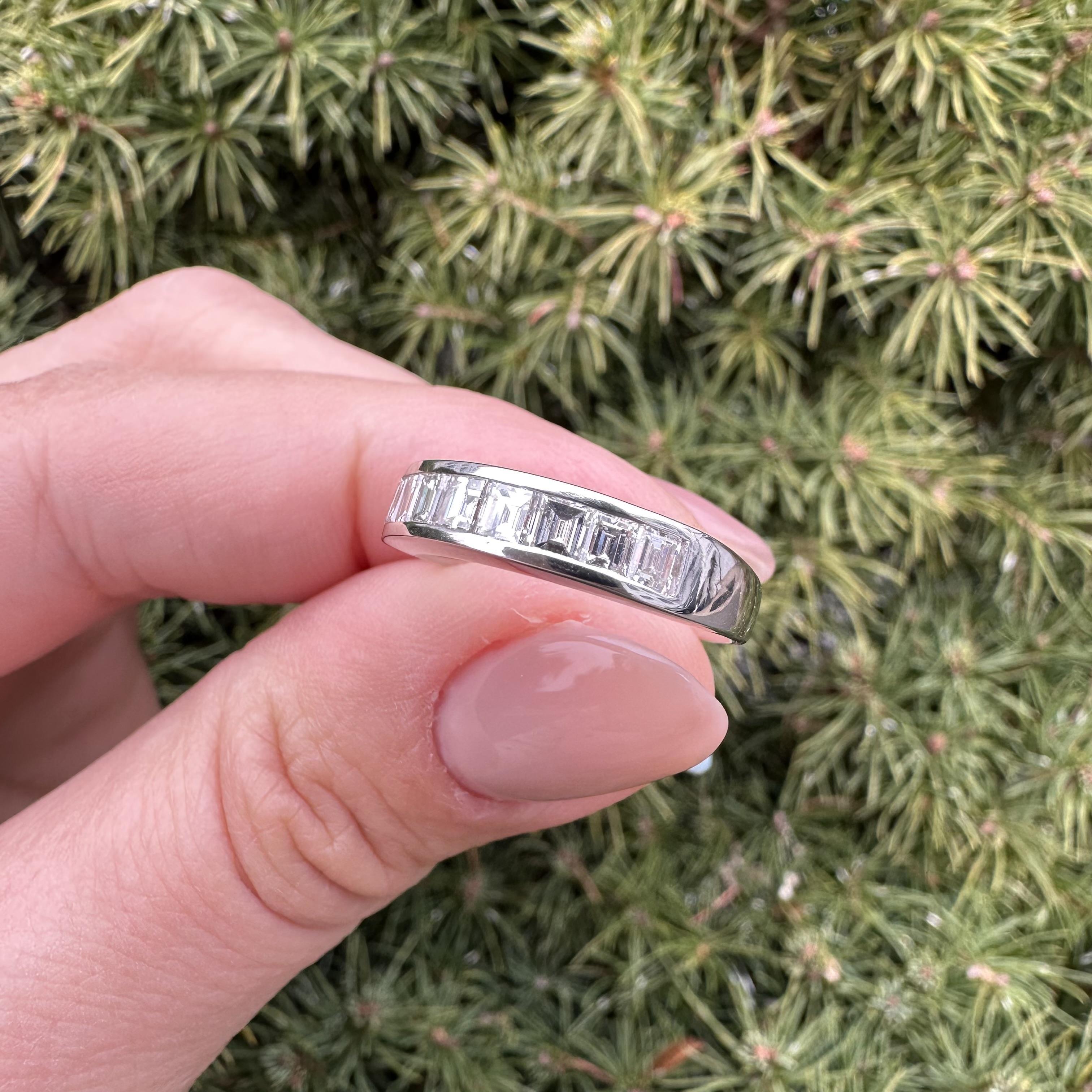 Bague en platine massif 1ctw Baguette Cut Channel Set Diamond Band Ring en vente 8