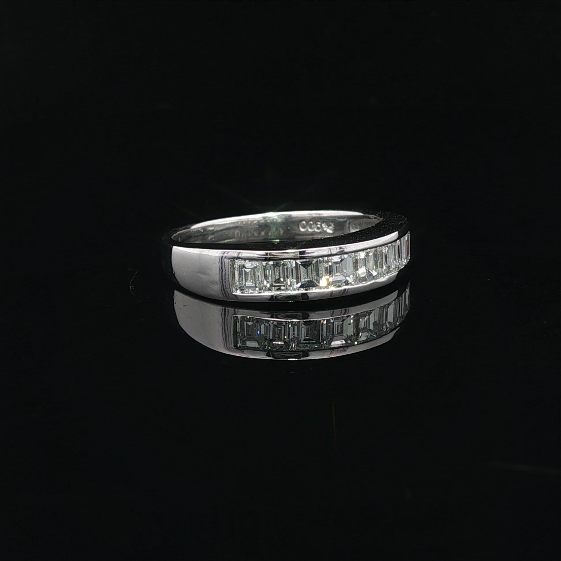 Taille baguette Bague en platine massif 1ctw Baguette Cut Channel Set Diamond Band Ring en vente