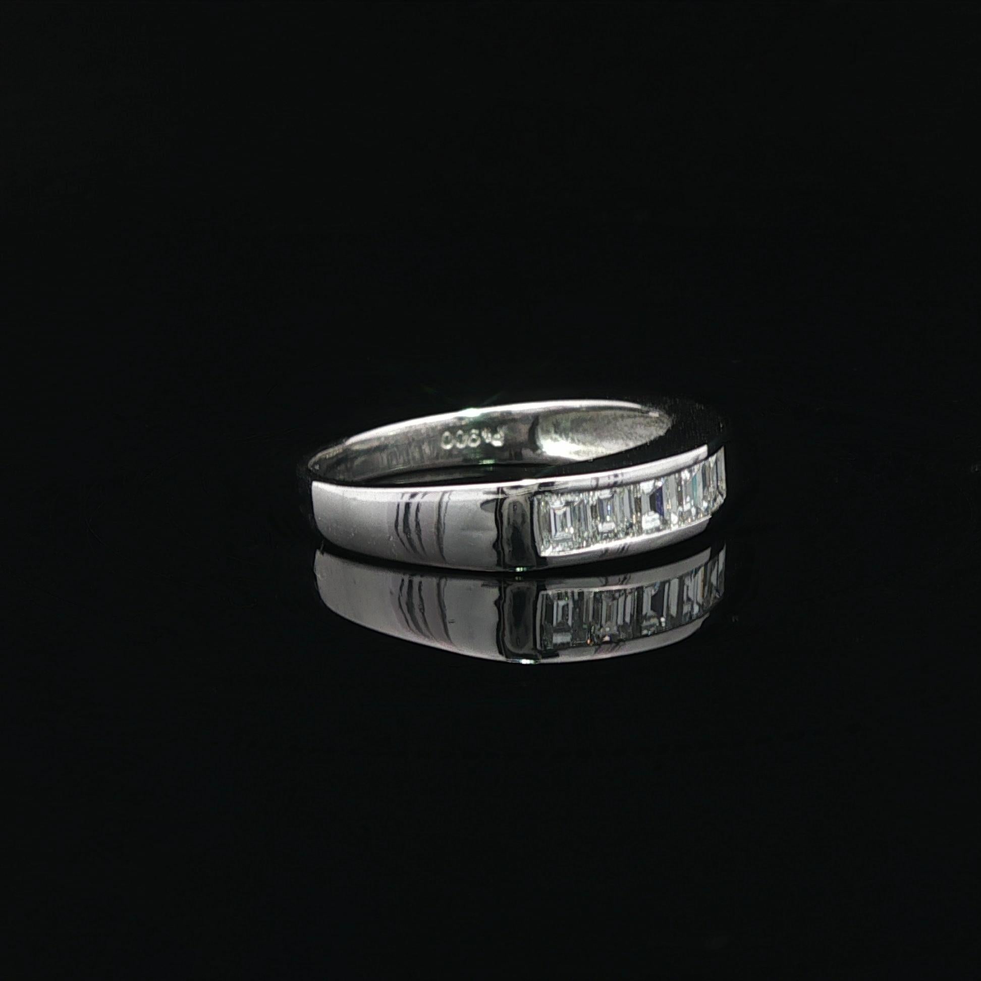 Bague en platine massif 1ctw Baguette Cut Channel Set Diamond Band Ring en vente 2