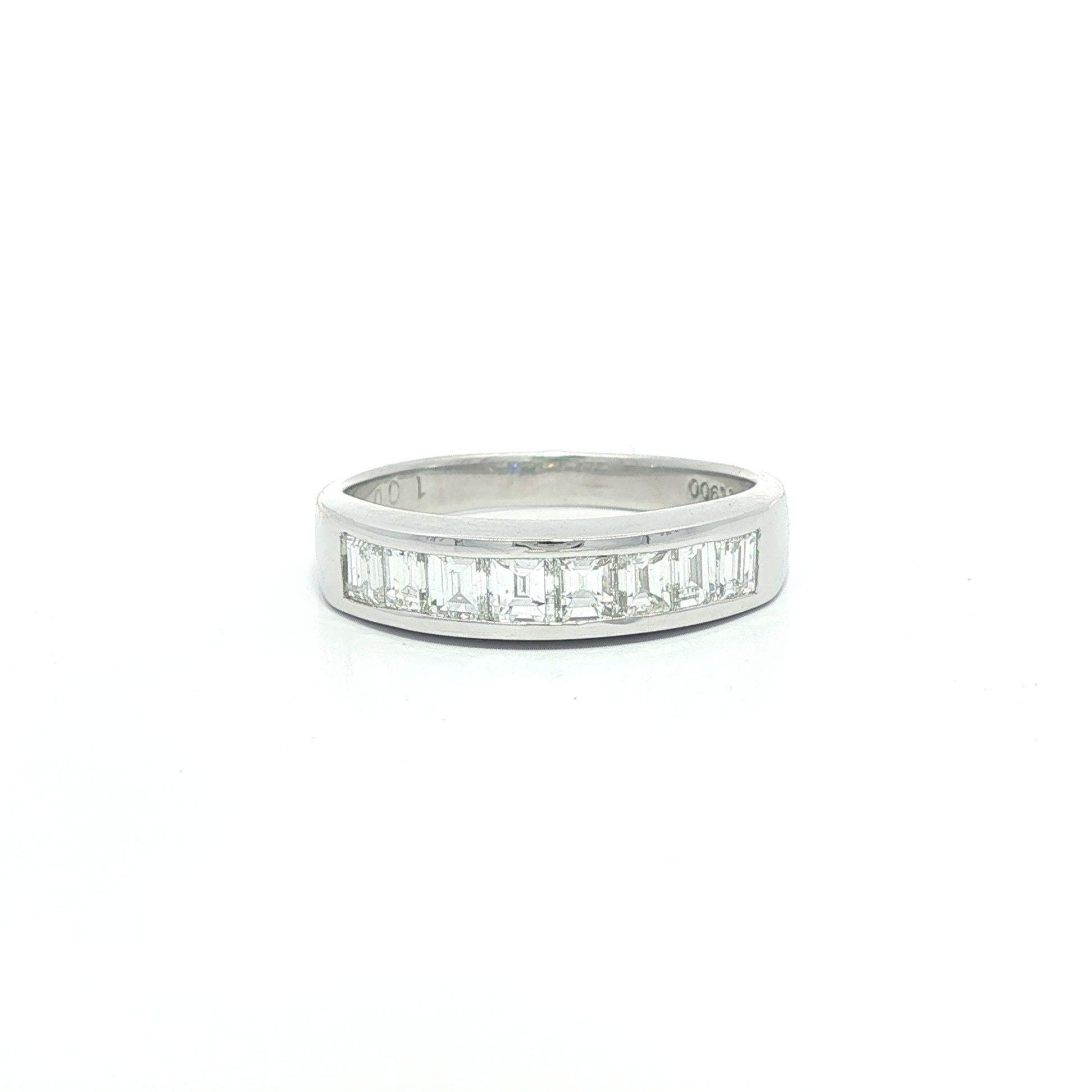 Bague en platine massif 1ctw Baguette Cut Channel Set Diamond Band Ring en vente 3