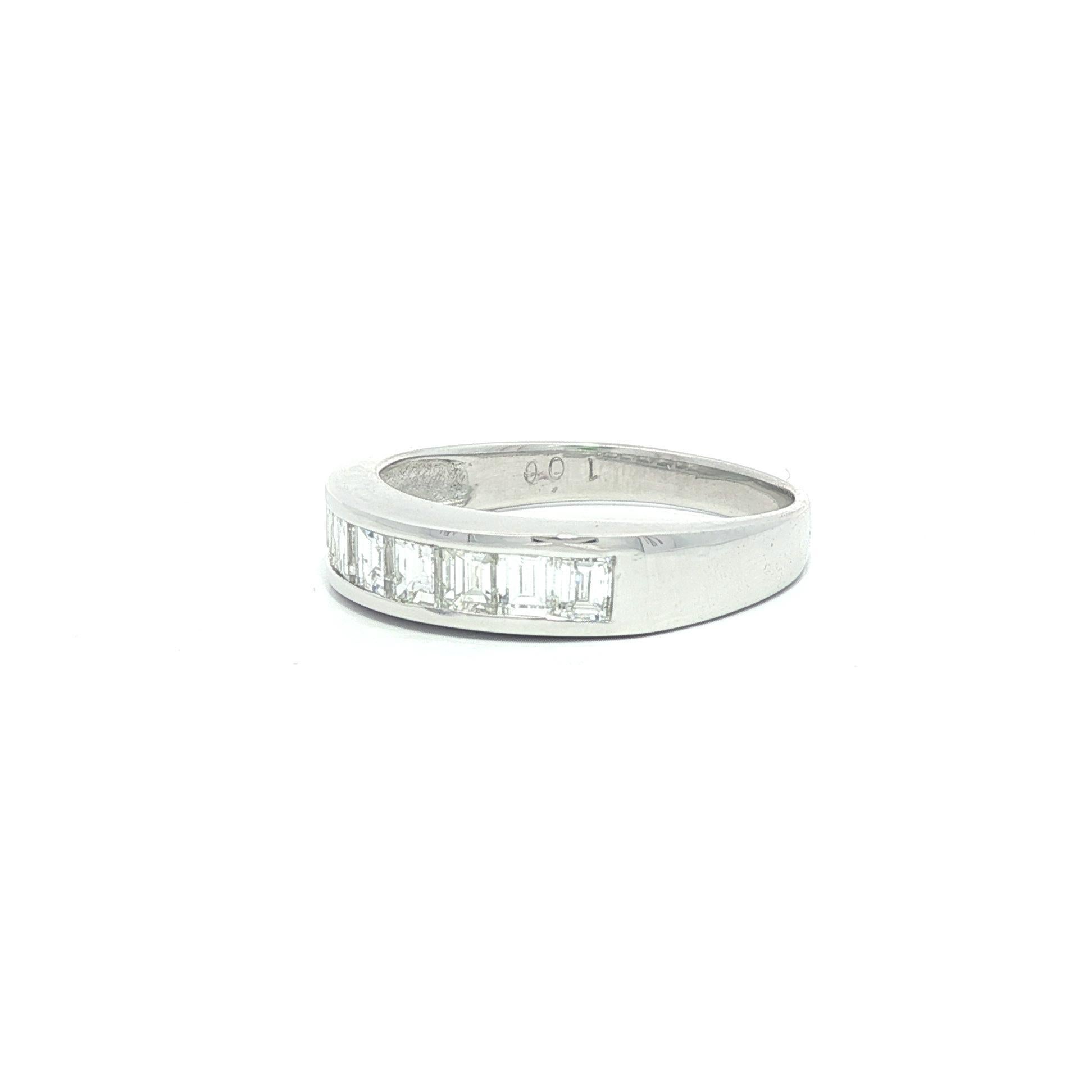 Bague en platine massif 1ctw Baguette Cut Channel Set Diamond Band Ring en vente 4