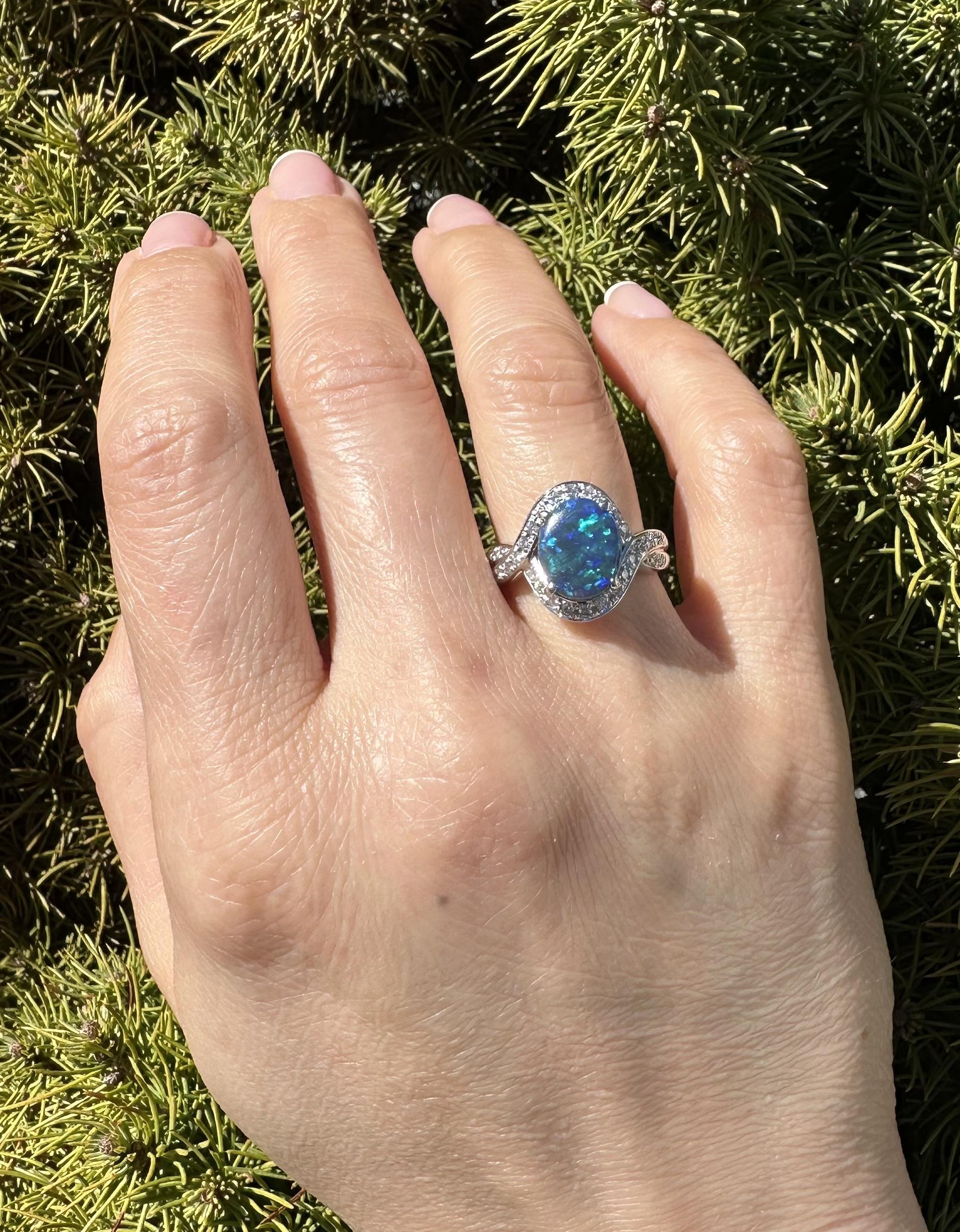 Anello in platino massiccio con opale nero GIA da 2,69 carati e diamante aureolato con spalla ritorta In condizioni ottime in vendita a Montclair, NJ