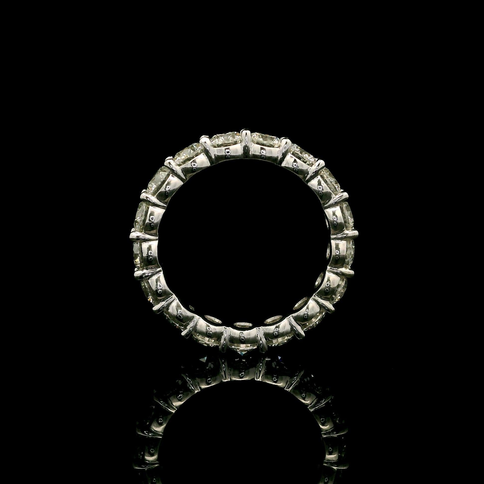 Solid Platinum 2.75ctw Round Shared Prong Set Diamond Eternity Wedding Band Ring In Excellent Condition In Montclair, NJ