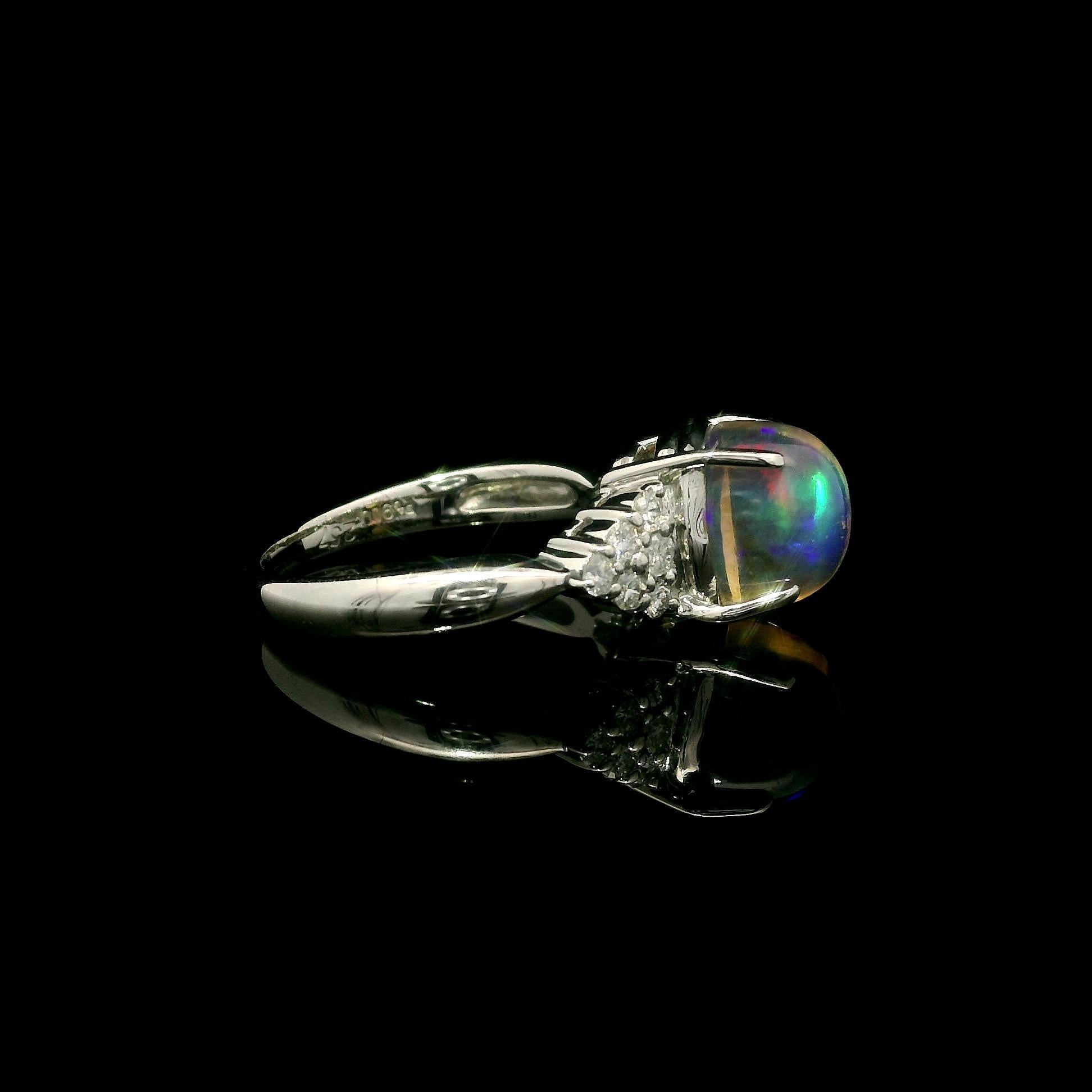 --Pietre: --
(1) Opale naturale autentico - taglio cabochon ovale - incastonato - gioco di colori - 8,6x7,2mm / 2,57ct (esatto)
(12) Diamanti naturali autentici - taglio rotondo brillante - incastonati - colore bianco brillante - 0,23ctw