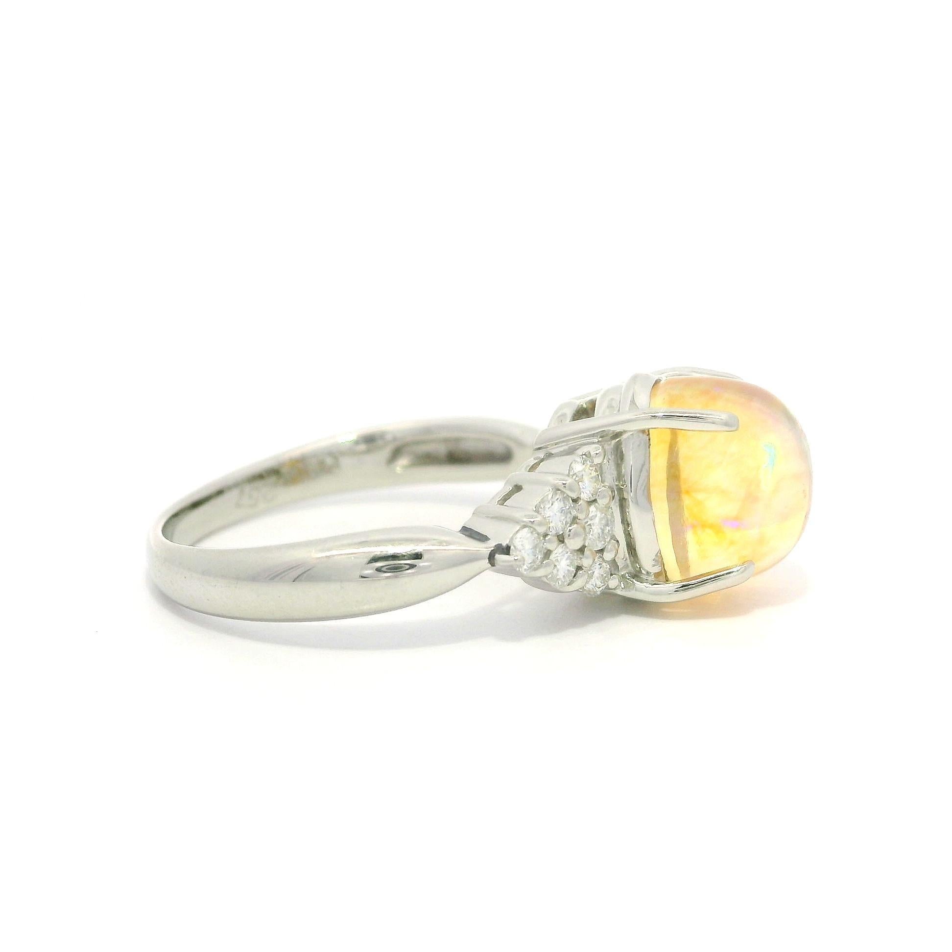 Anello classico in platino massiccio con opale ovale cabochon e diamanti da 2,8 ct. In condizioni ottime in vendita a Montclair, NJ