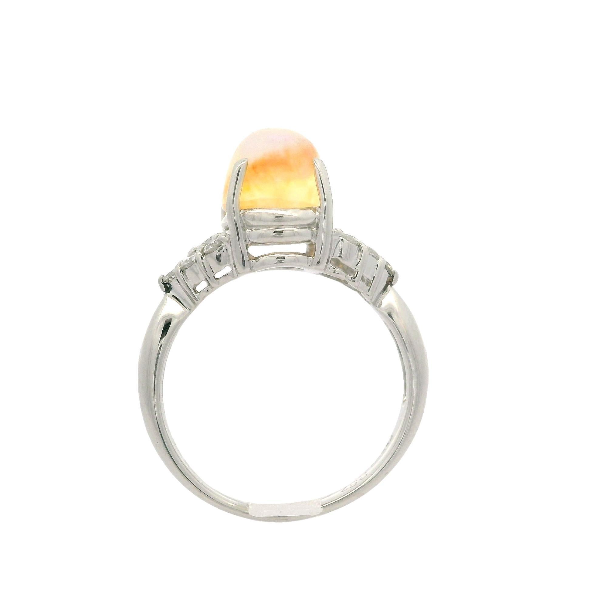 Donna Anello classico in platino massiccio con opale ovale cabochon e diamanti da 2,8 ct. in vendita