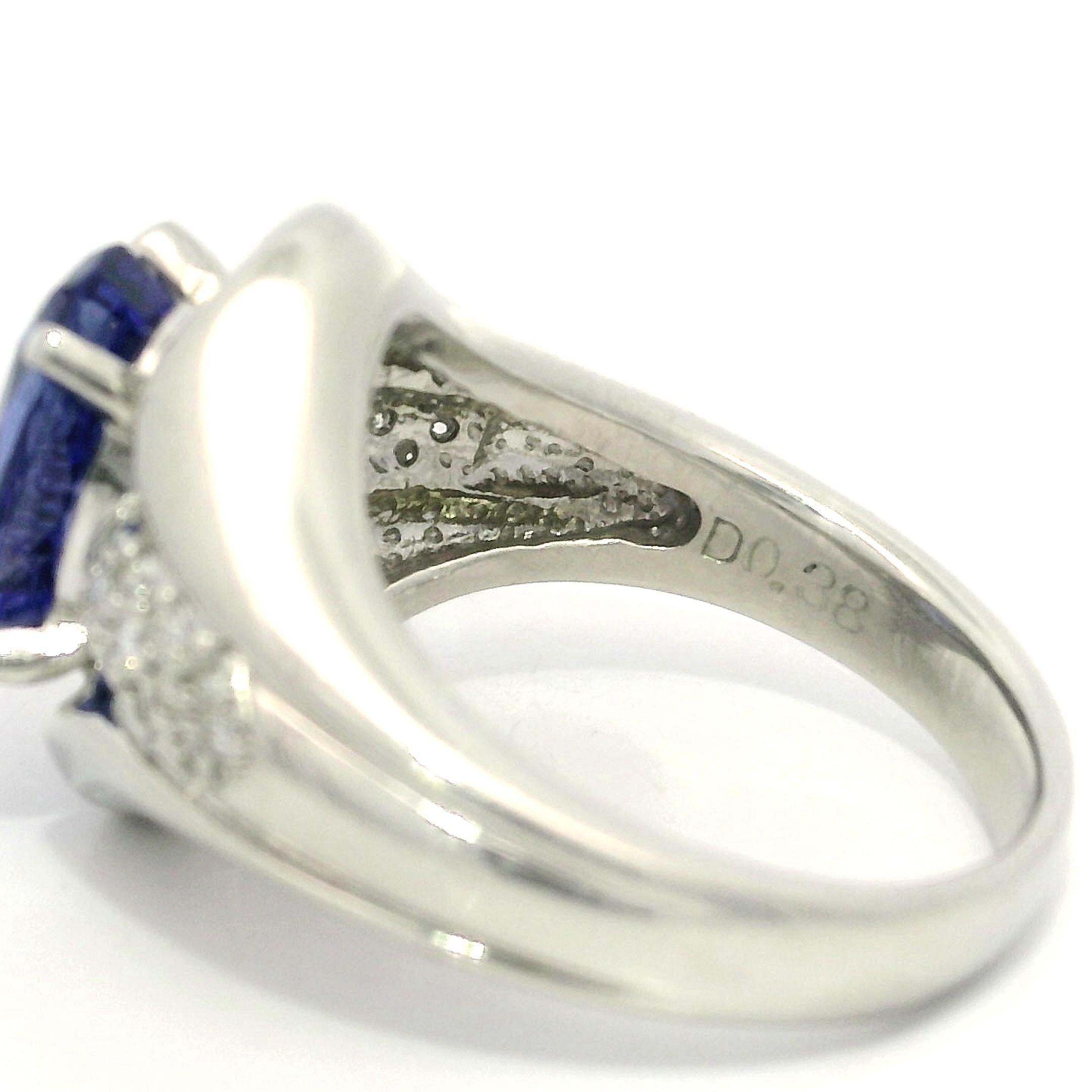 --Pietre: --
(1) Tanzanite naturale autentica - taglio ovale - incastonata - splendido colore blu violaceo - 9,2x7,5mm - 2,61ct (esatto)
Diamanti naturali autentici - 24 tondi taglio brillante con 10 tagli a baguette - incastonati e incanalati - bel