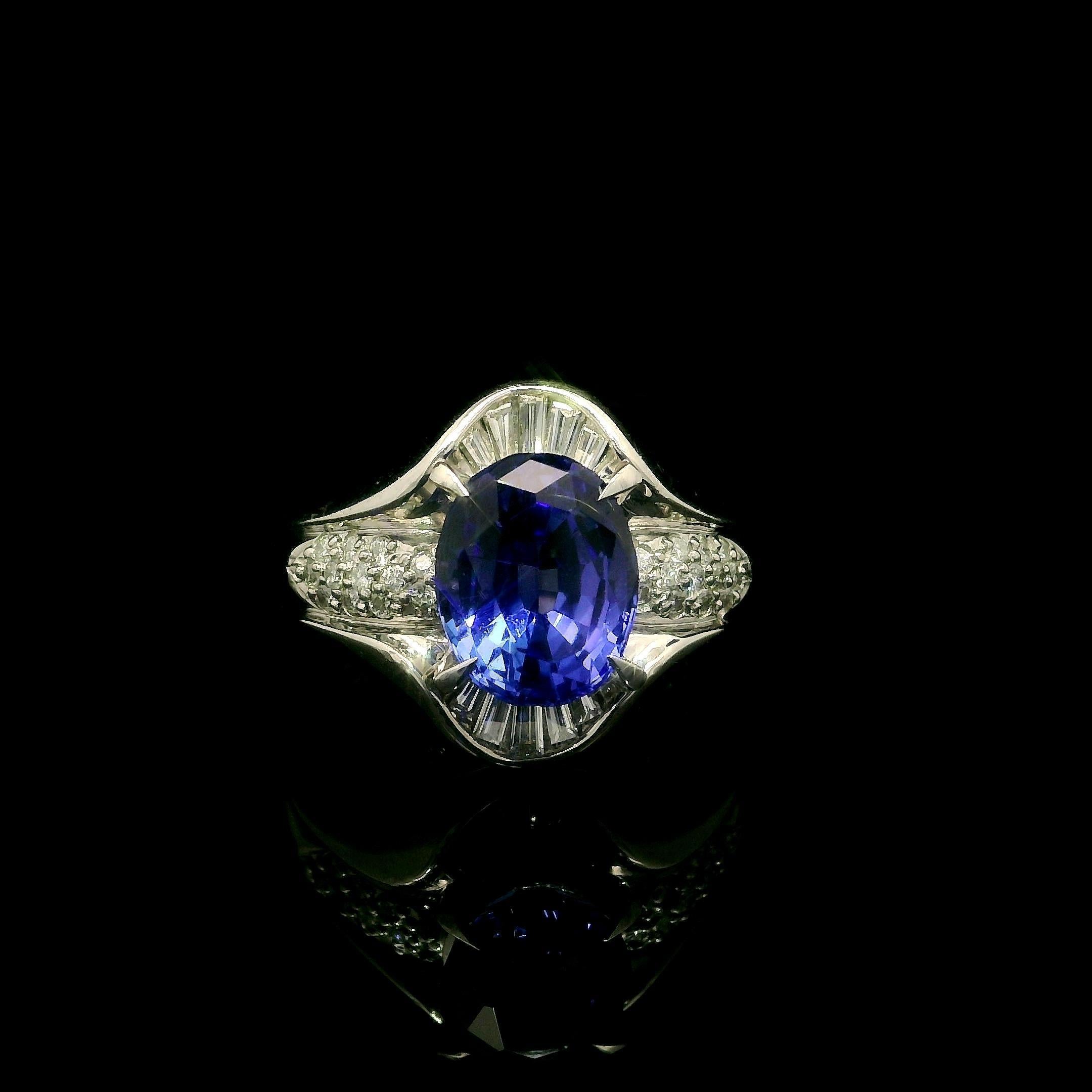 Taglio ovale Anello Made Solid in platino con tanzanite ovale blu violetta e diamante da 2,99 ct. in vendita