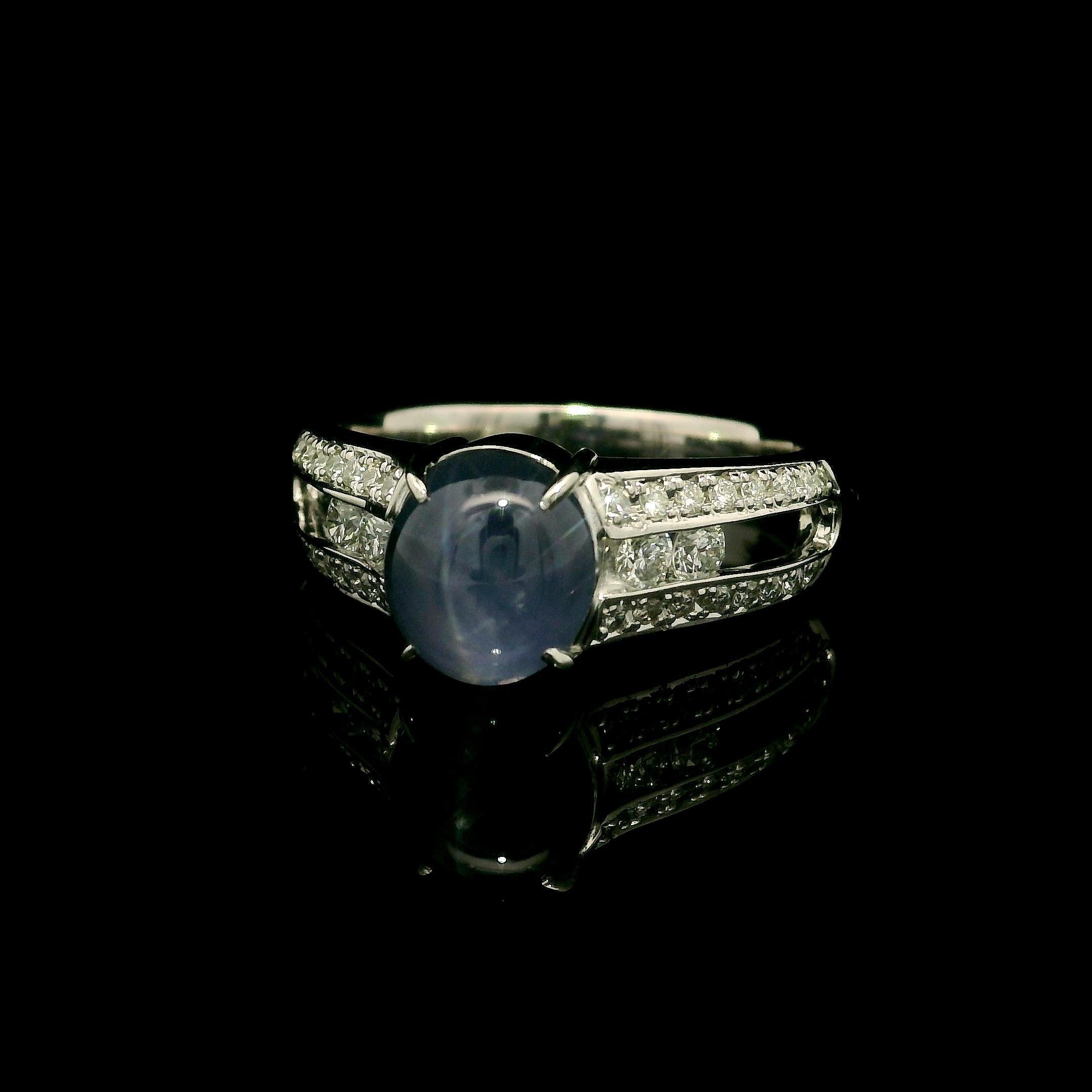 Cabochon Anello in platino massiccio da 3,19 carati con zaffiro fine e diamante a lati aperti in vendita