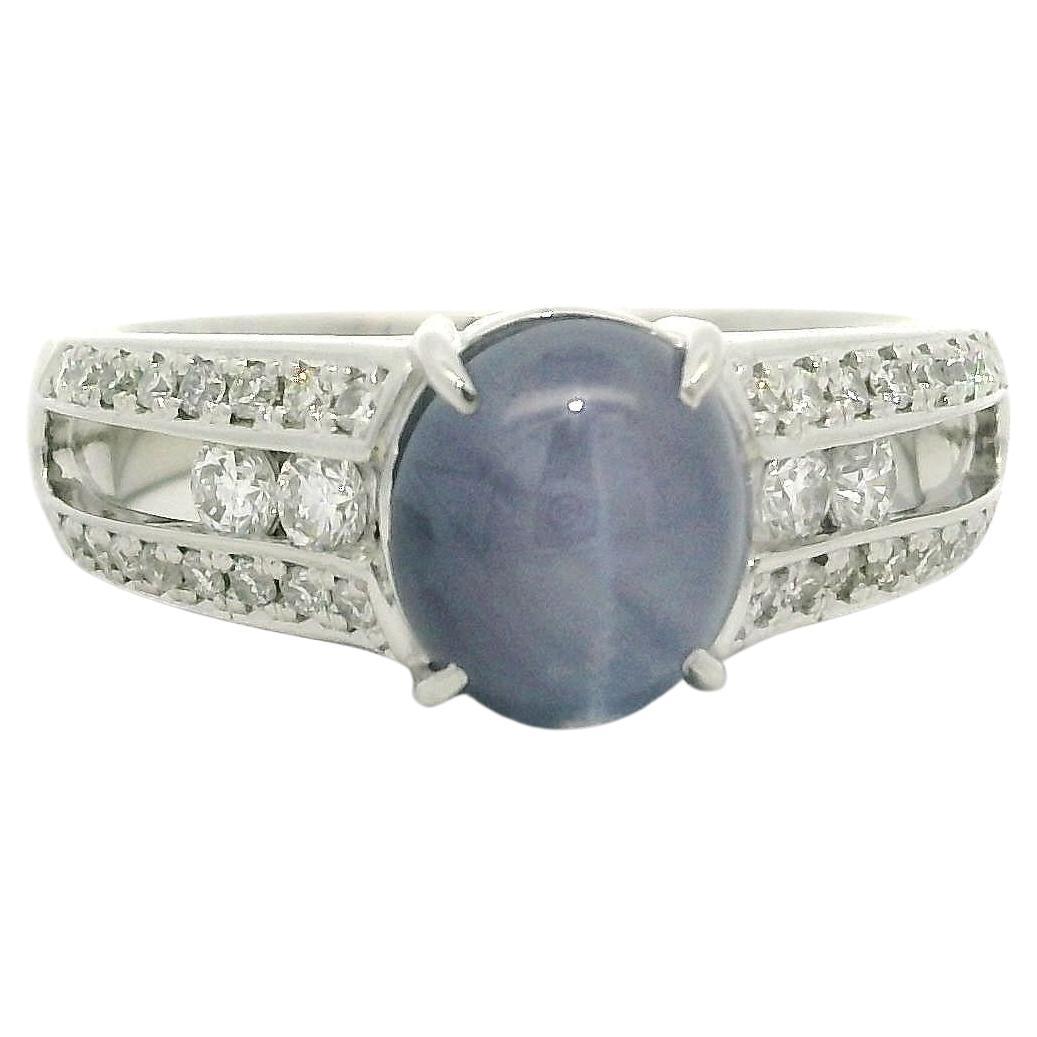 Anello in platino massiccio da 3,19 carati con zaffiro fine e diamante a lati aperti in vendita