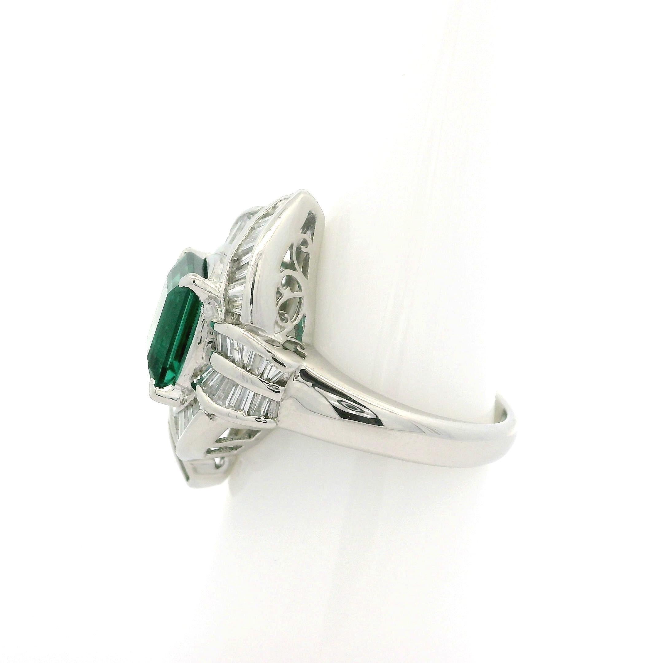 --Pierre(s) :...
(1) Tourmaline Naturelle Véritable - Taille rectangulaire - Serti - Couleur Vert Feu - 8.2x7.3mm -2.67ct (exact)
Nombreux diamants naturels véritables - taille baguette - sertis en chaîne - très belle couleur blanc brillant -