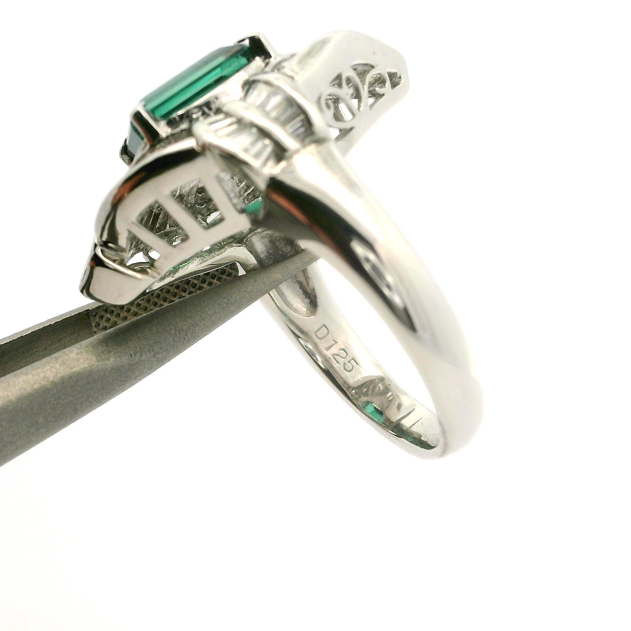 Taille émeraude Bague en platine massif de 3,92 ctw, tourmaline verte rectangulaire et diamant baguette en vente