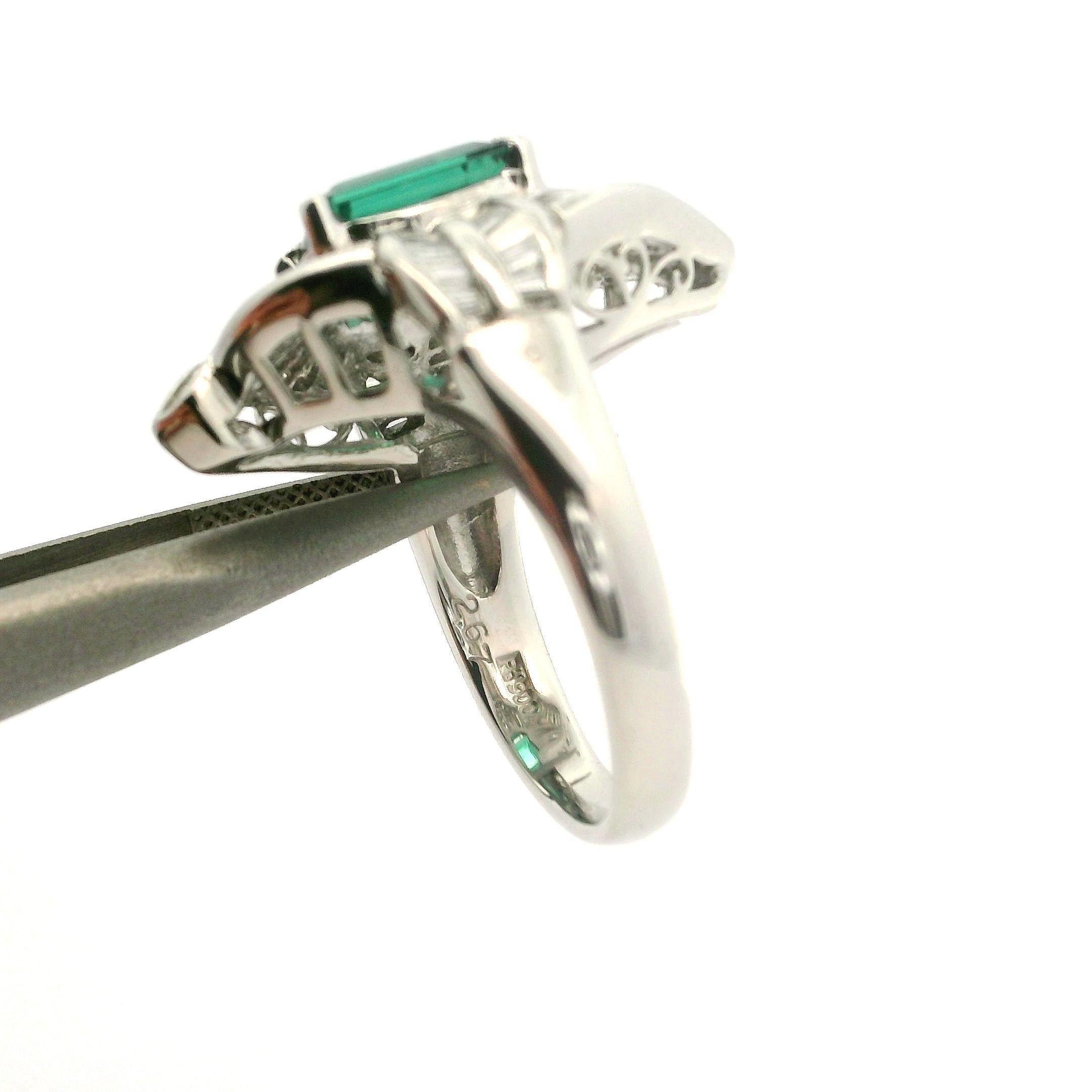 Bague en platine massif de 3,92 ctw, tourmaline verte rectangulaire et diamant baguette Excellent état - En vente à Montclair, NJ