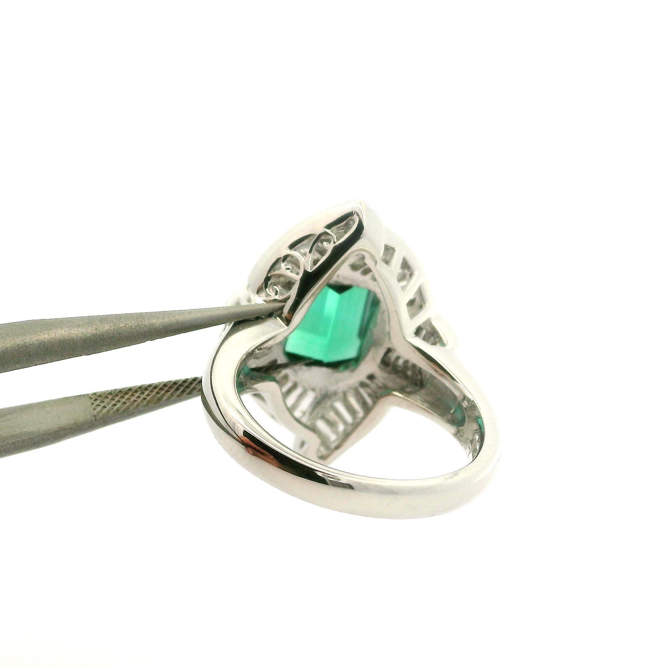 Bague en platine massif de 3,92 ctw, tourmaline verte rectangulaire et diamant baguette Pour femmes en vente