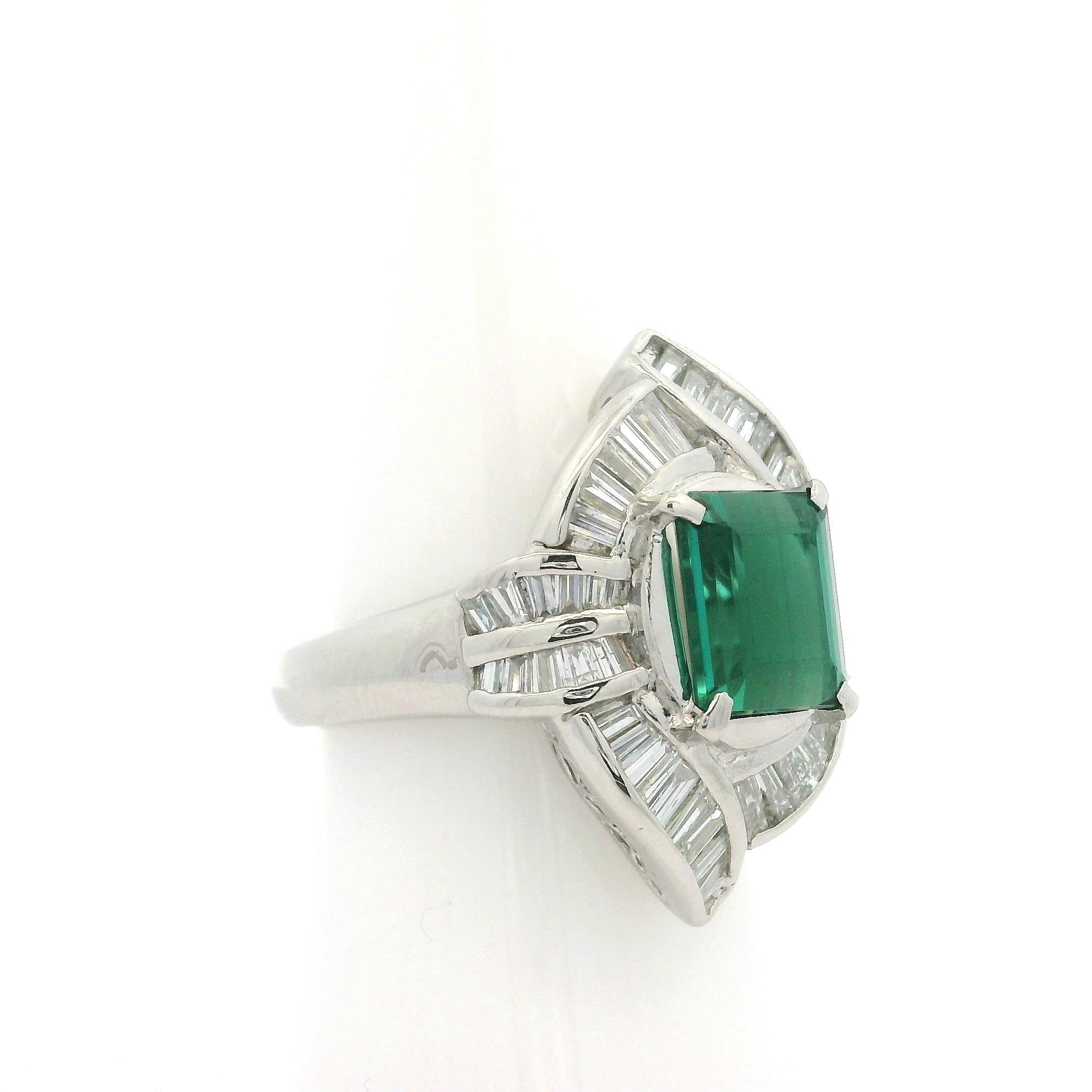 Bague en platine massif de 3,92 ctw, tourmaline verte rectangulaire et diamant baguette en vente 2