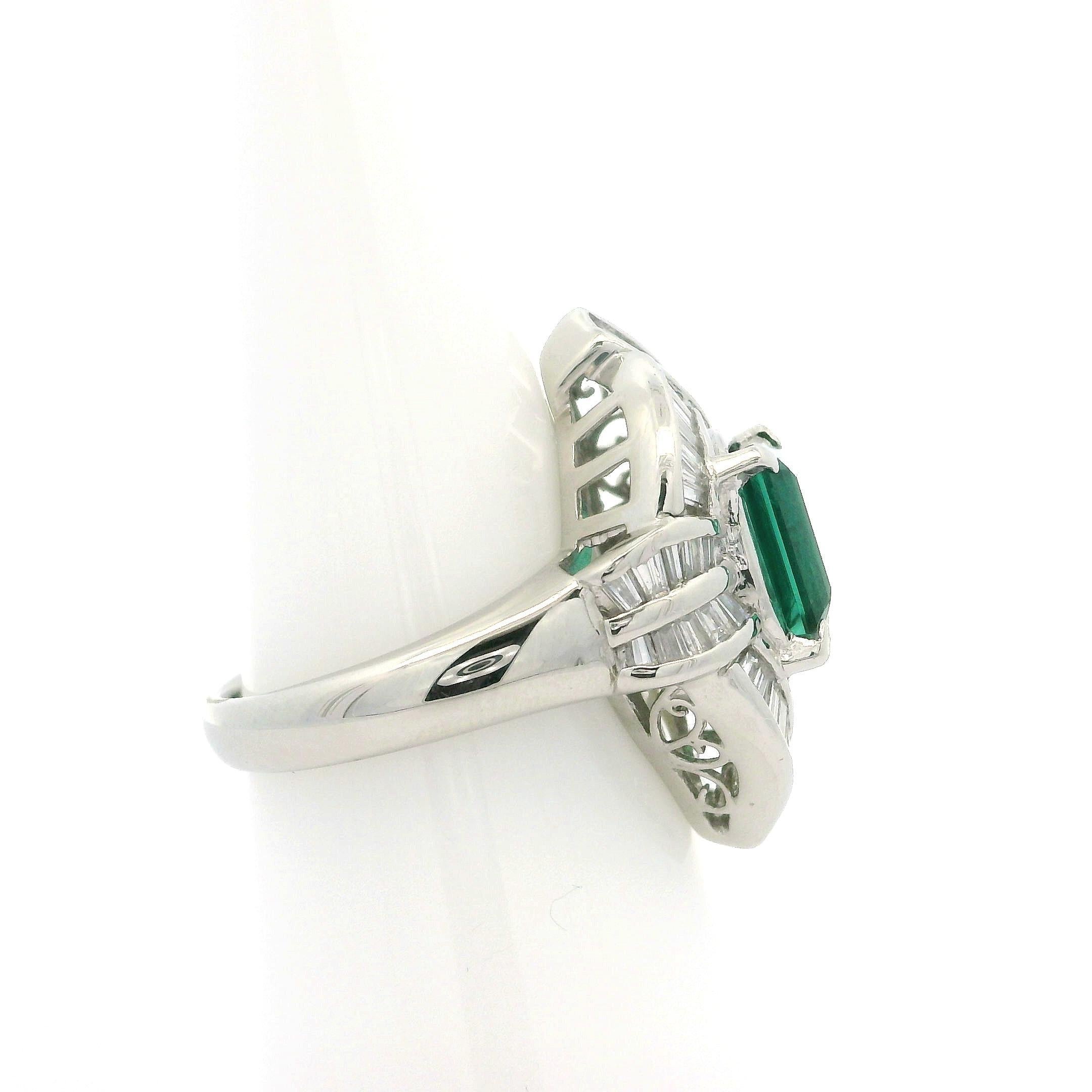 Bague en platine massif de 3,92 ctw, tourmaline verte rectangulaire et diamant baguette en vente 3