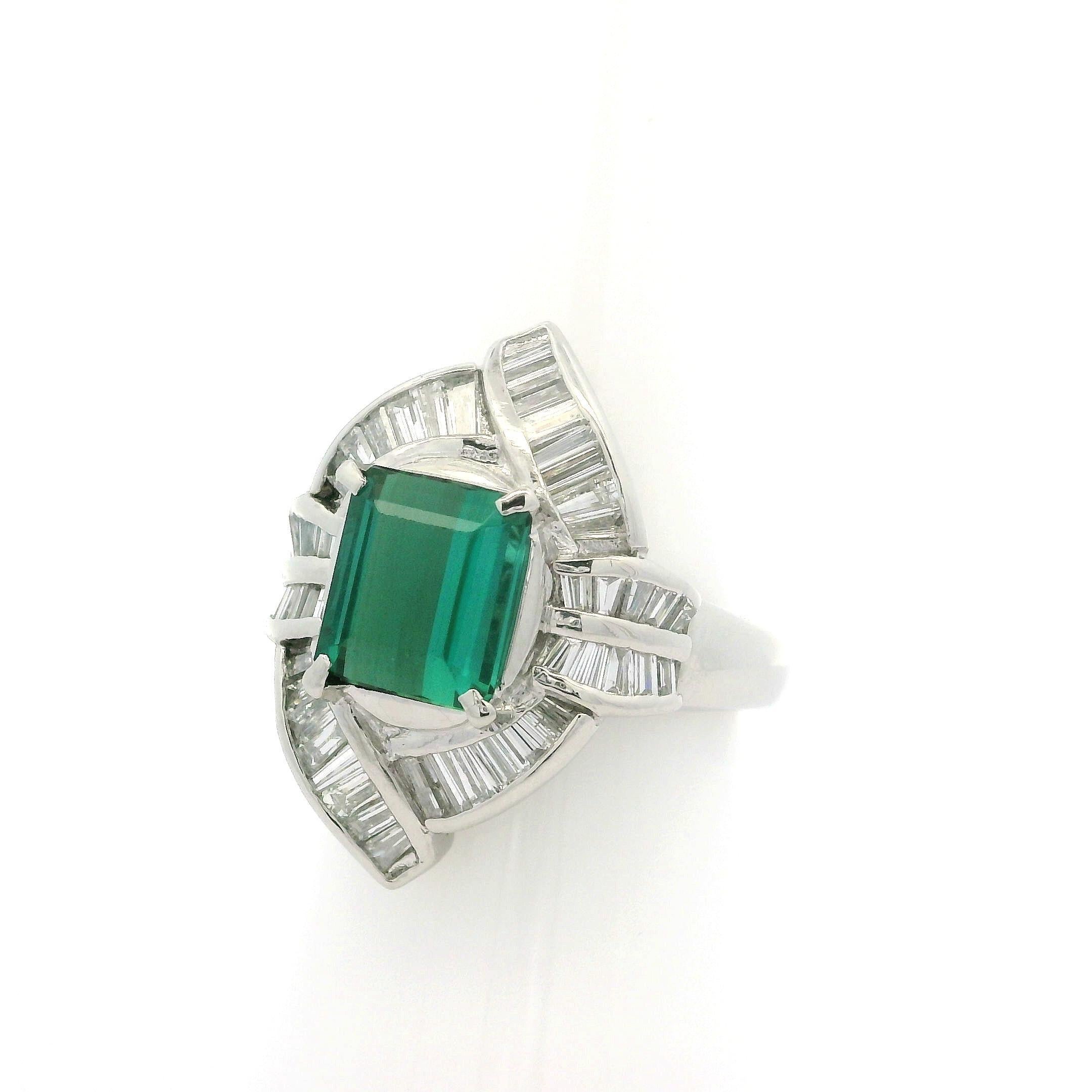 Bague en platine massif de 3,92 ctw, tourmaline verte rectangulaire et diamant baguette en vente 4