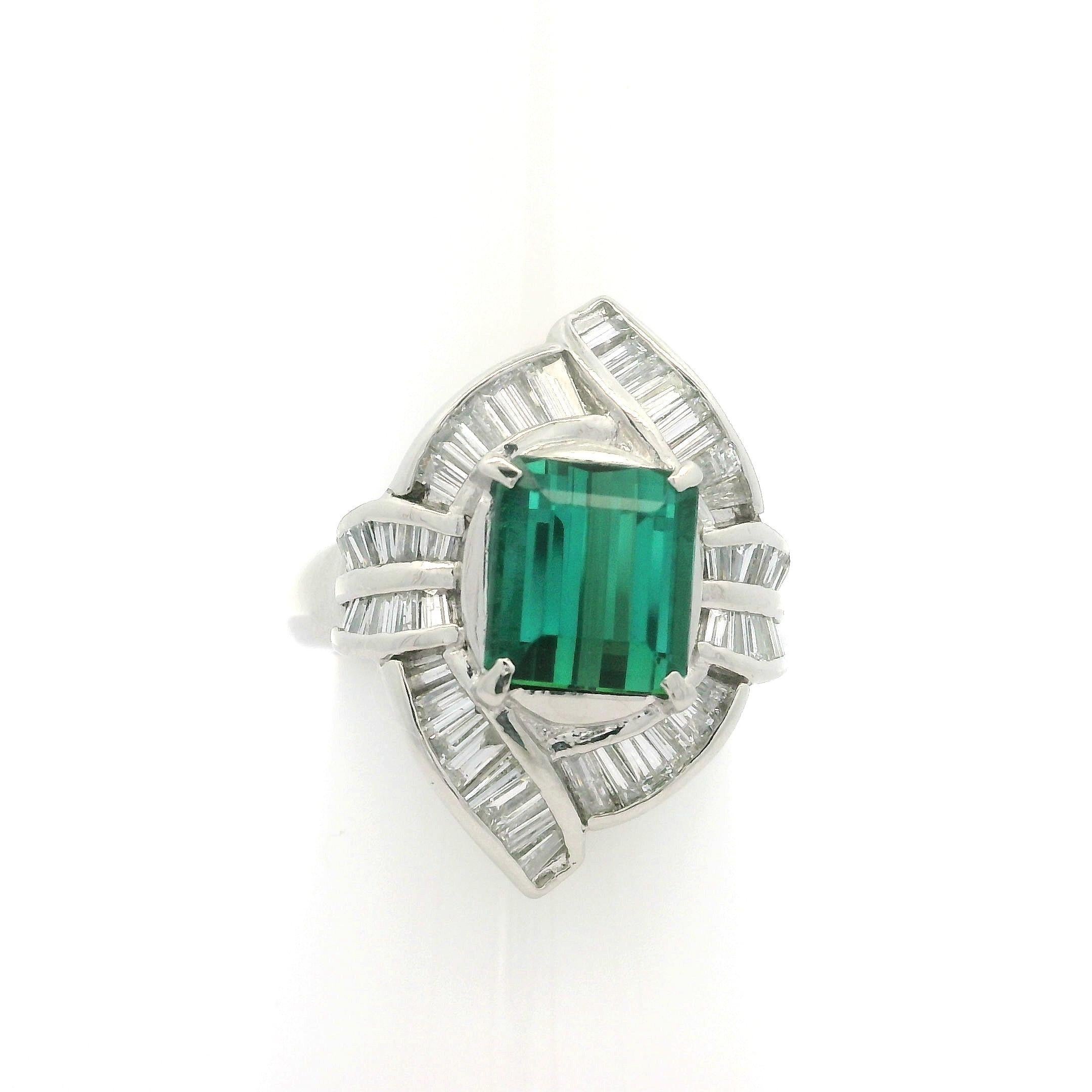 Anillo rectangular de turmalina verde y diamante baguette en platino macizo de 3,92 quilates
