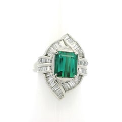 Anillo rectangular de turmalina verde y diamante baguette en platino macizo de 3,92 quilates