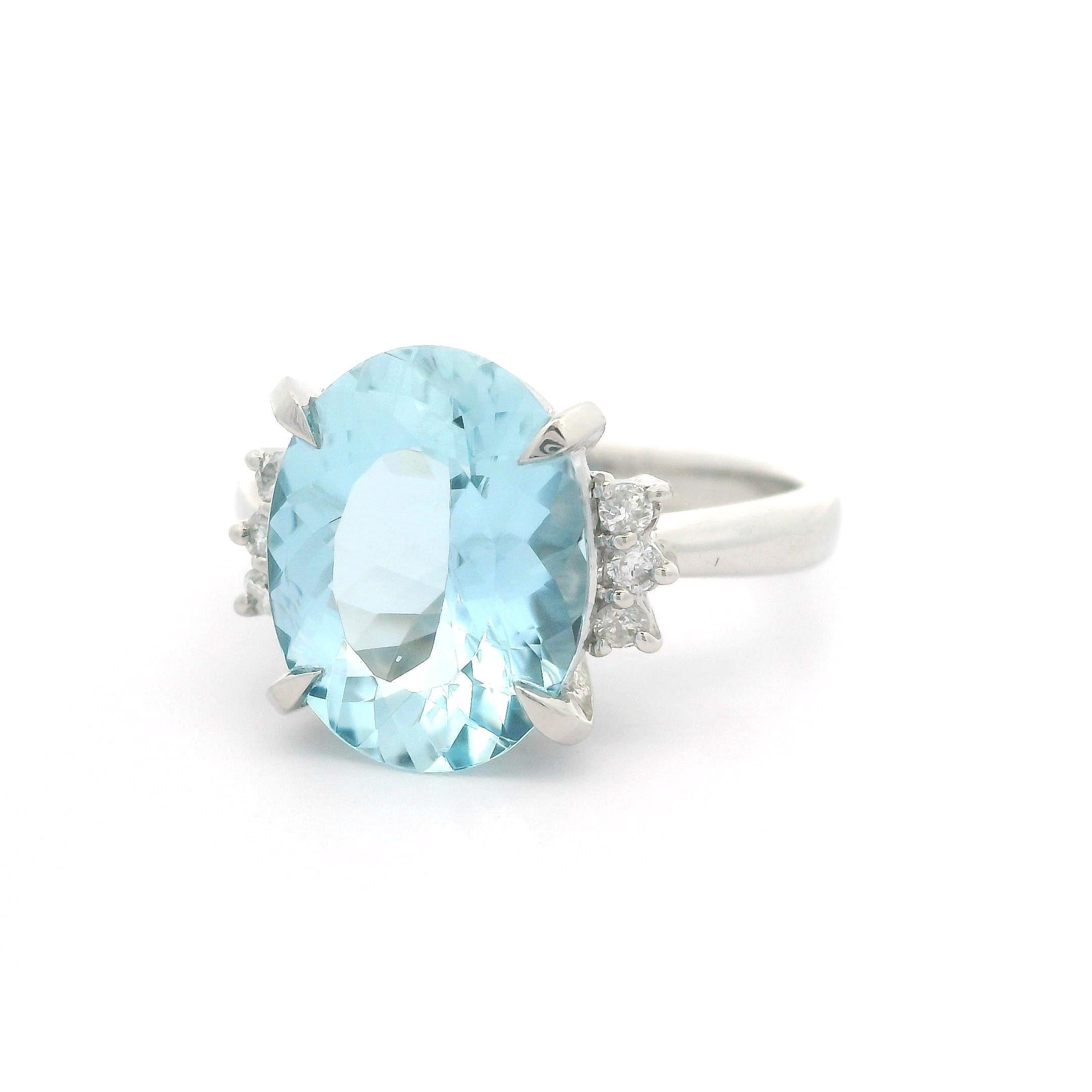 Anello in platino massiccio con acquamarina taglio ovale e diamante rotondo da 3,96 carati in stile classico In condizioni ottime in vendita a Montclair, NJ