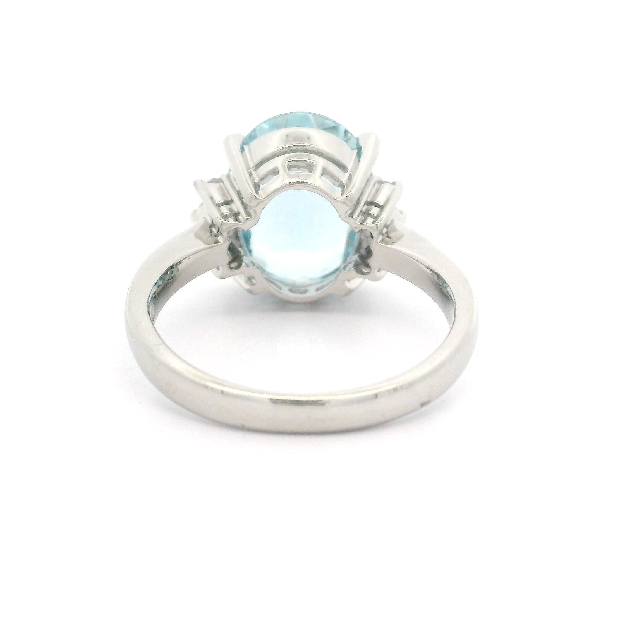 Anello in platino massiccio con acquamarina taglio ovale e diamante rotondo da 3,96 carati in stile classico in vendita 1