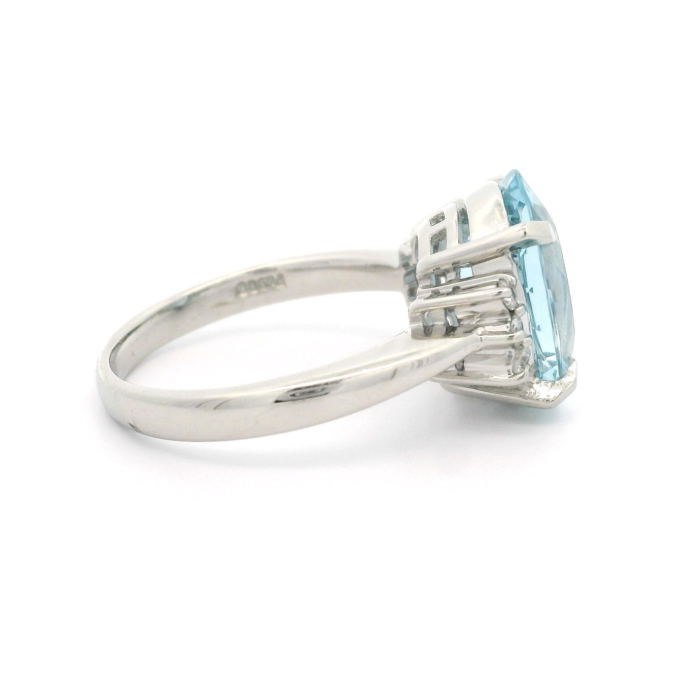 Anello in platino massiccio con acquamarina taglio ovale e diamante rotondo da 3,96 carati in stile classico in vendita 2