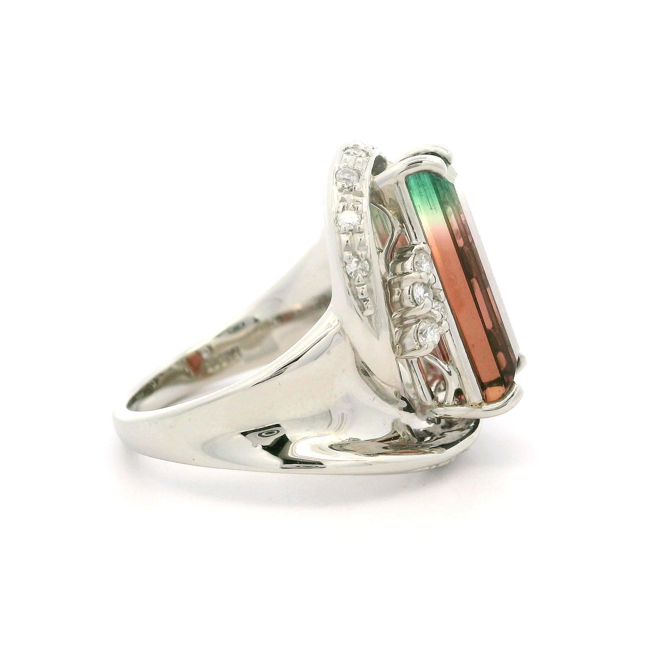 --Stein(e):--
(1) Natürlicher echter Turmalin - länglicher Smaragdschliff - Zinkenbesatz - Wassermelonenfarben - 14,8x6,6mm (ca.) - 5,43ct (genau)
(15) Natürliche Echte Diamanten - Runder Brillantschliff - Zacken & Pave Set - Schöne weiße