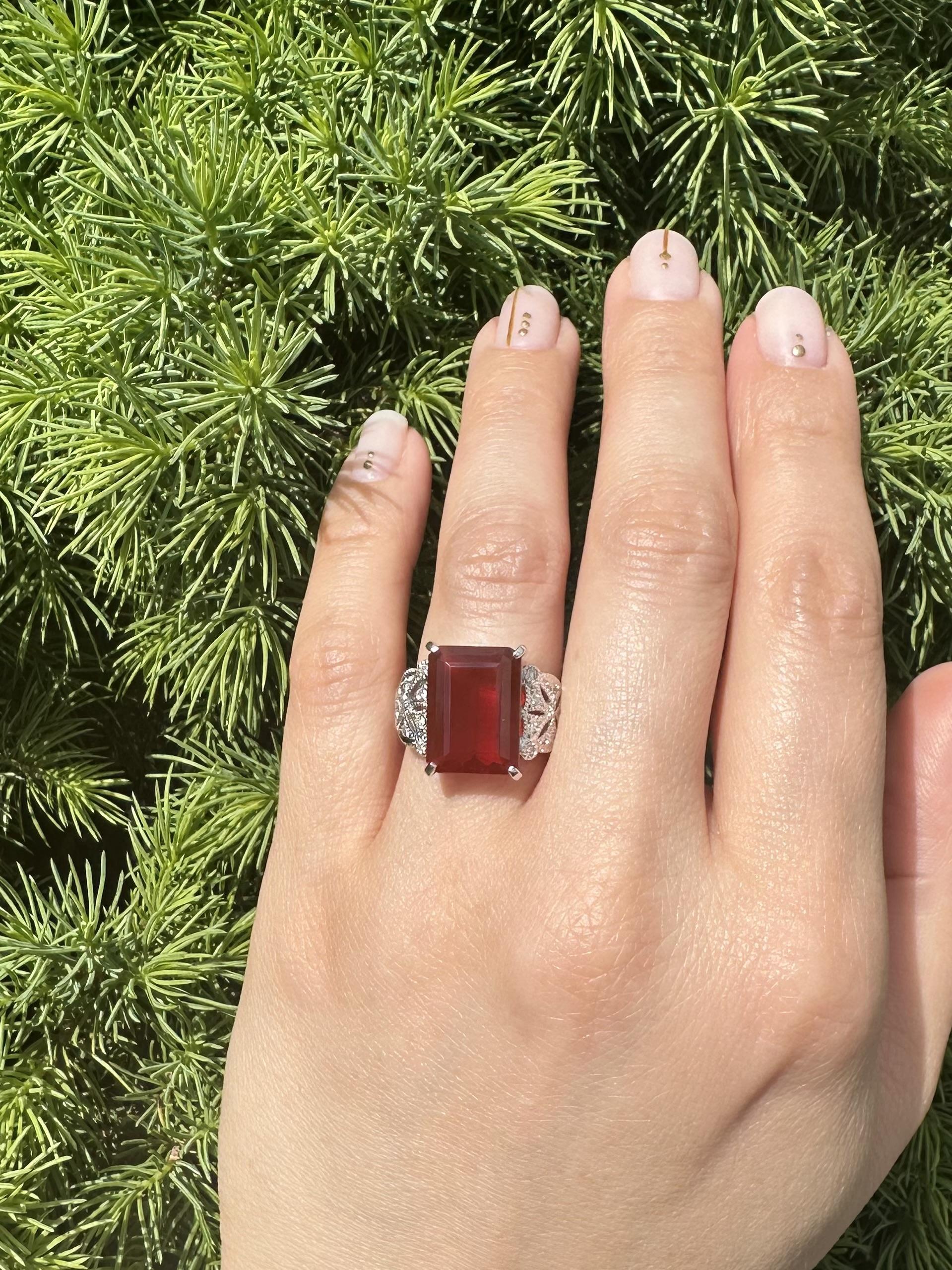 --Pietre: --
(1) Opale di fuoco naturale autentico - taglio smeraldo - incastonato - colore arancio rossastro - 14,9x10,9 mm - 5,64ct (esatto)
(14) Diamanti naturali autentici - taglio rotondo brillante - incastonati - colore bianco brillante -