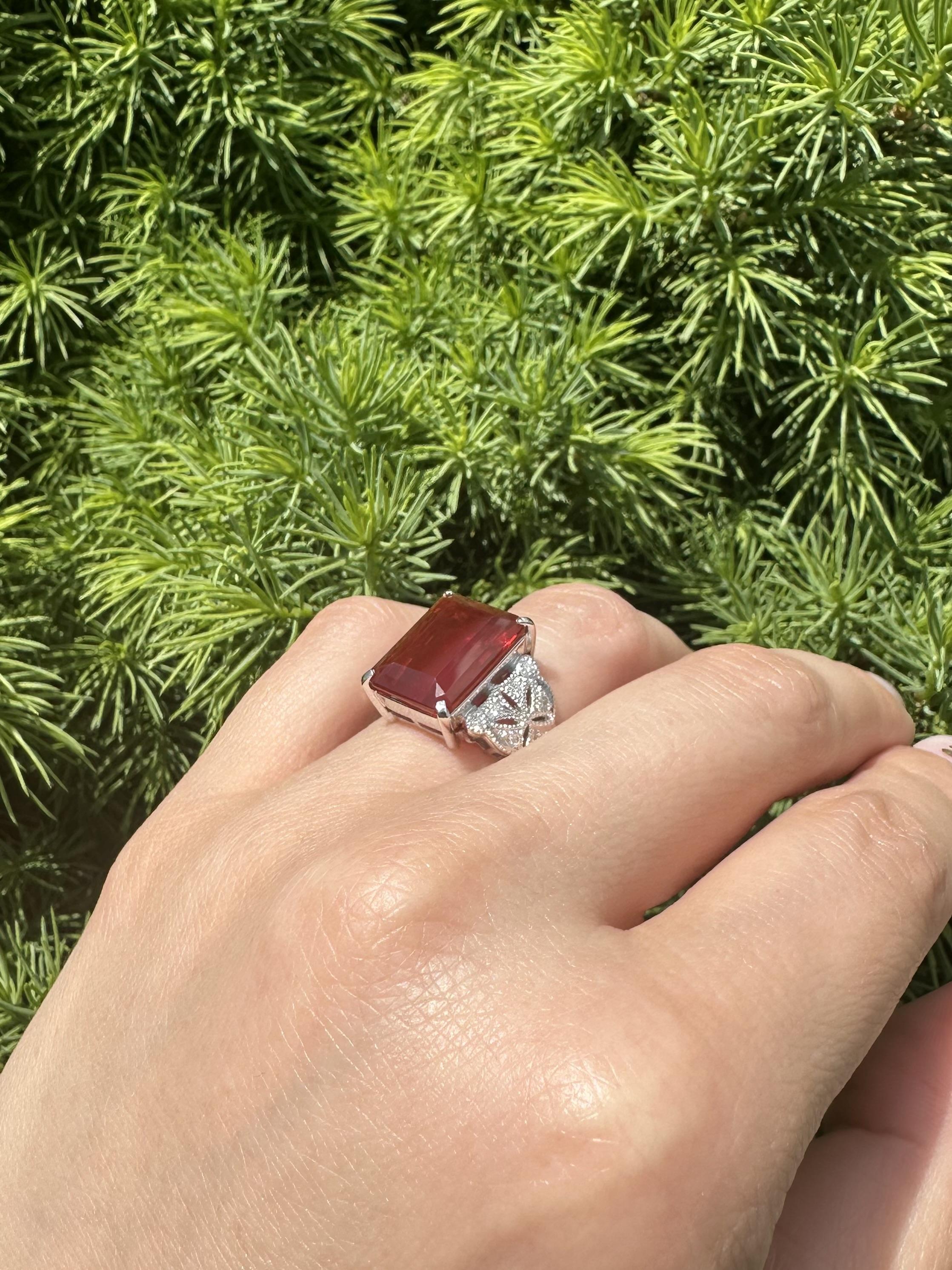 Taglio smeraldo Anello in platino massiccio con opale di fuoco arancione rossastro e diamanti con taglio smeraldo da 5,81 ct. in vendita