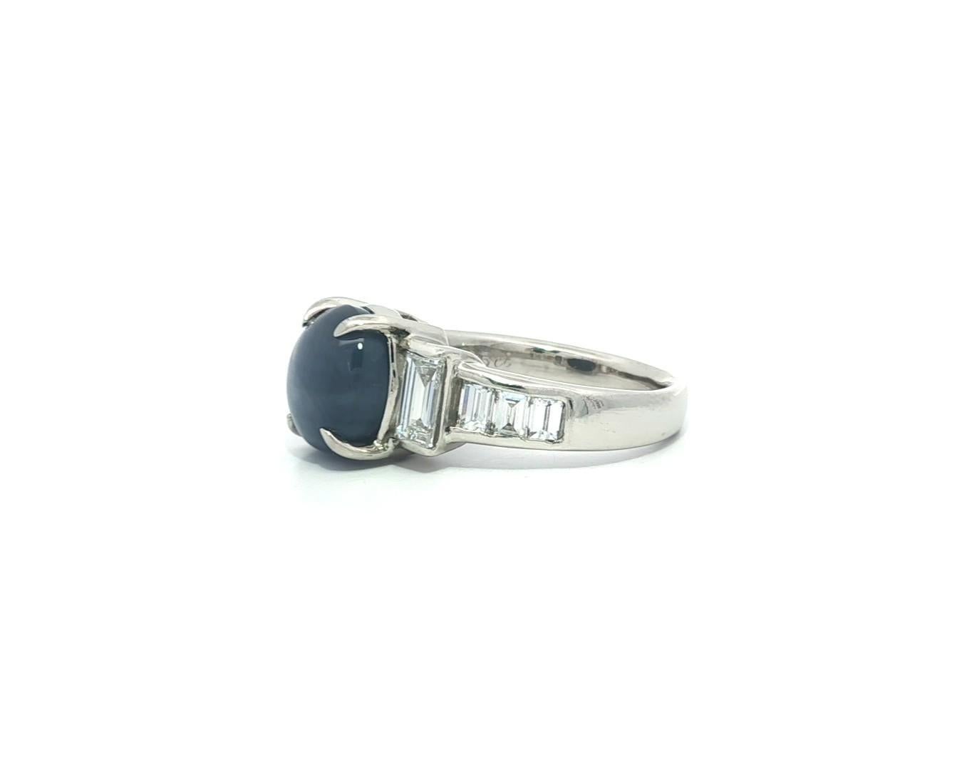 -Stein(e): -
(1) Natürlicher echter Sternsaphir - ovaler Cabochon-Schliff - Zackenfassung - schöne blaue Farbe - 9,12 x 8,48 mm (ca.) - 5,55ct (genau)
(8) Natürliche Echte Diamanten - Baguetteschliff - Kanalfassung - Farbe G/H - Reinheit VS1-VS2 -