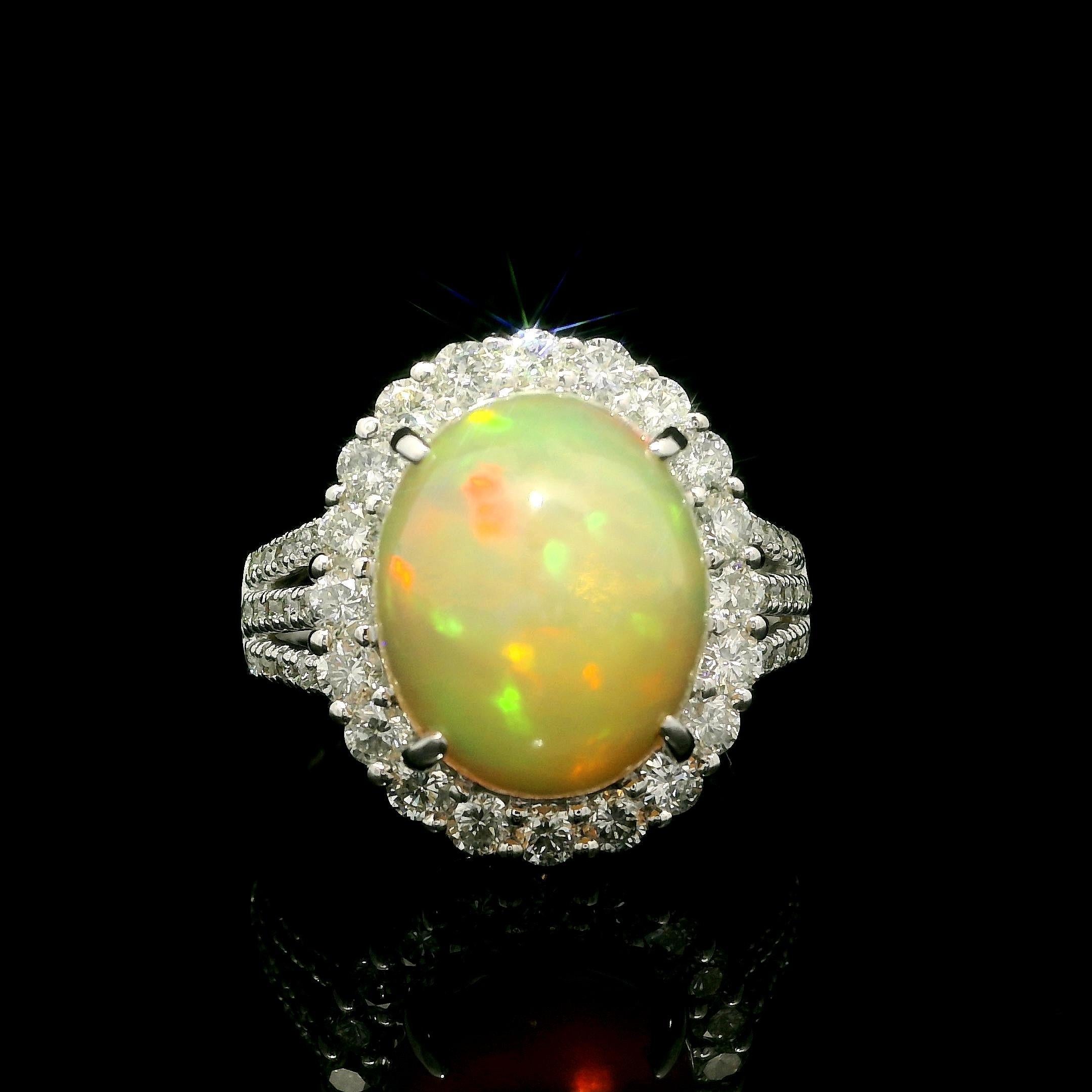 Platino macizo 7,23 ctw Ópalo grande con halo de diamantes Anillo de cóctel sustancial en venta 7