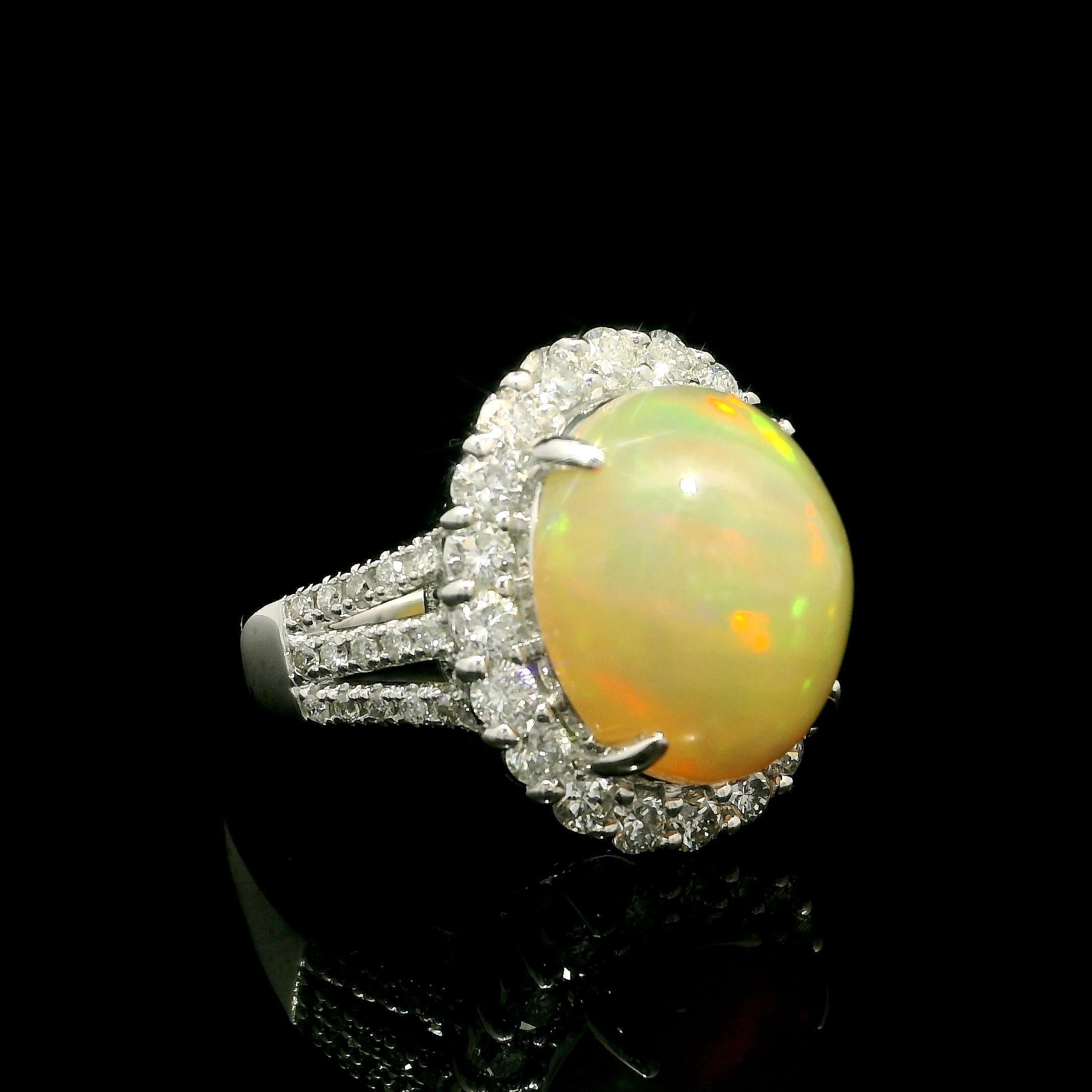 Platino macizo 7,23 ctw Ópalo grande con halo de diamantes Anillo de cóctel sustancial en venta 8