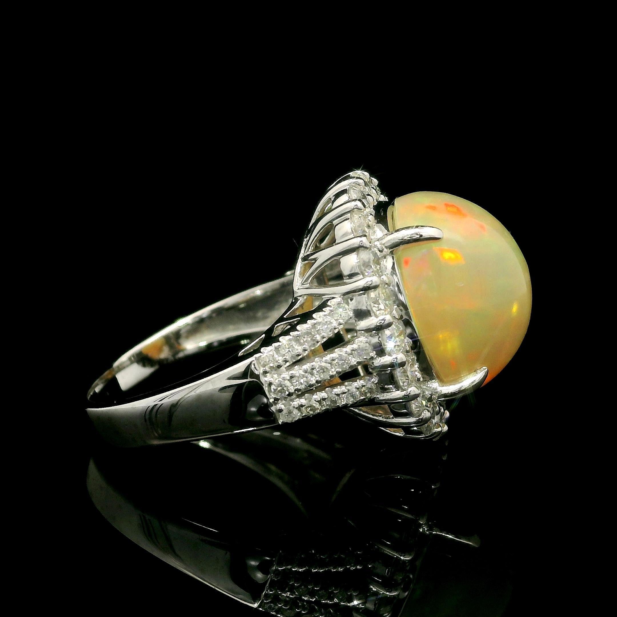--Piedra(s):--
(1) Ópalo auténtico natural - Talla cabujón oval - Engastado - Excepcional juego de colores rojo, naranja y verde -
13,7x11,6mm / 5,95ct (exacto, estampado)
(50)Diamantes auténticos naturales - talla brillante redonda - engastados con