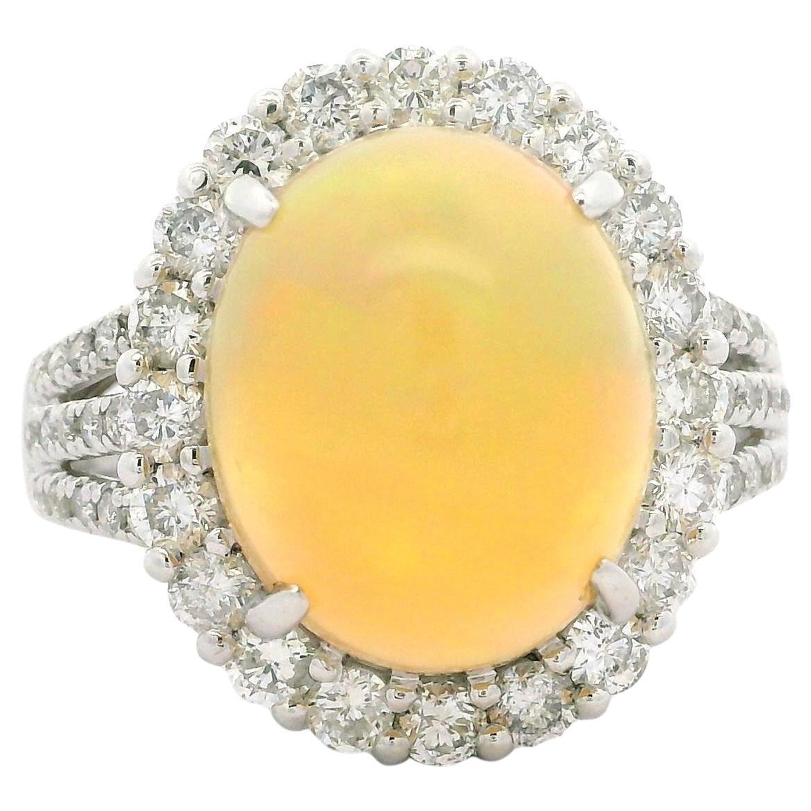 Bague cocktail substantielle en platine massif avec grande opale de 7,23 ctw et halo de diamants