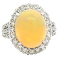 Bague cocktail substantielle en platine massif avec grande opale de 7,23 ctw et halo de diamants