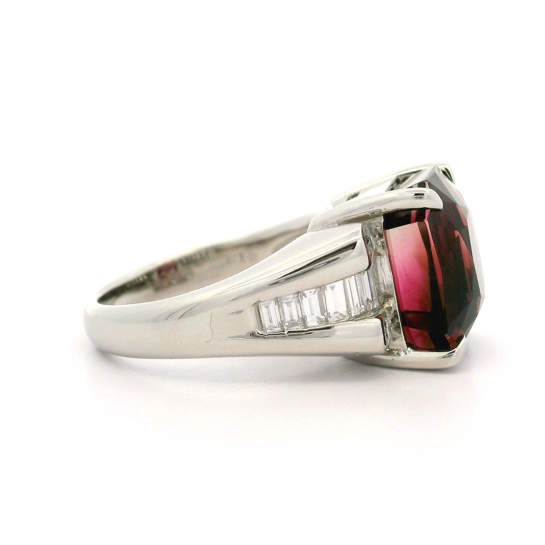 --Pierre(s) :...
(1) Tourmaline Naturelle Véritable - Taille Coussin - Serti - Bicolore - Rose avec des couleurs orange verdâtre - Couleur brillante et riche - 11.6x10.6mm (approx.) - 8.19ct (exact)
Nombreux diamants naturels authentiques - taille