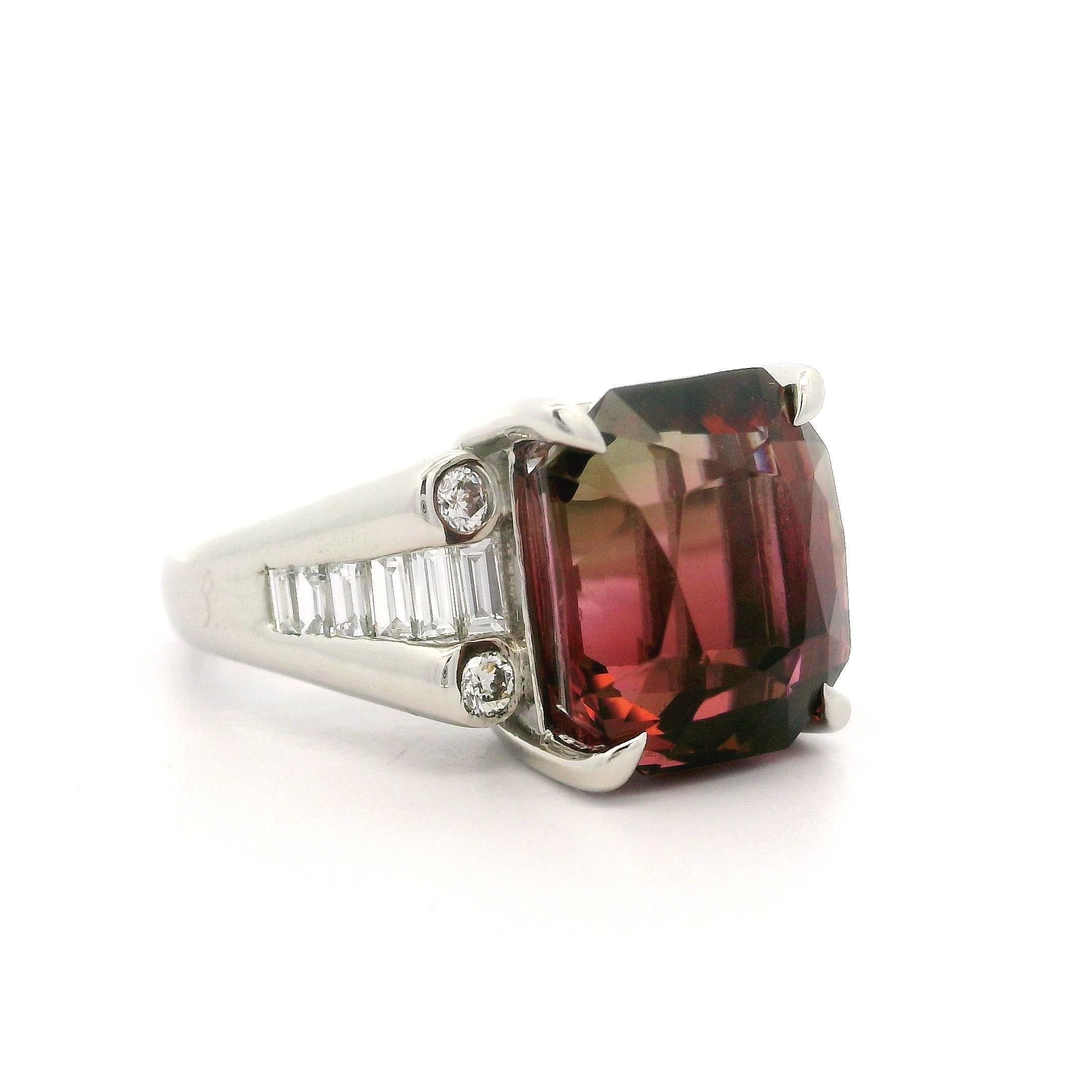 Bague très bien réalisée en platine massif avec tourmaline bicolore de 8,77 carats et diamants en vente 2