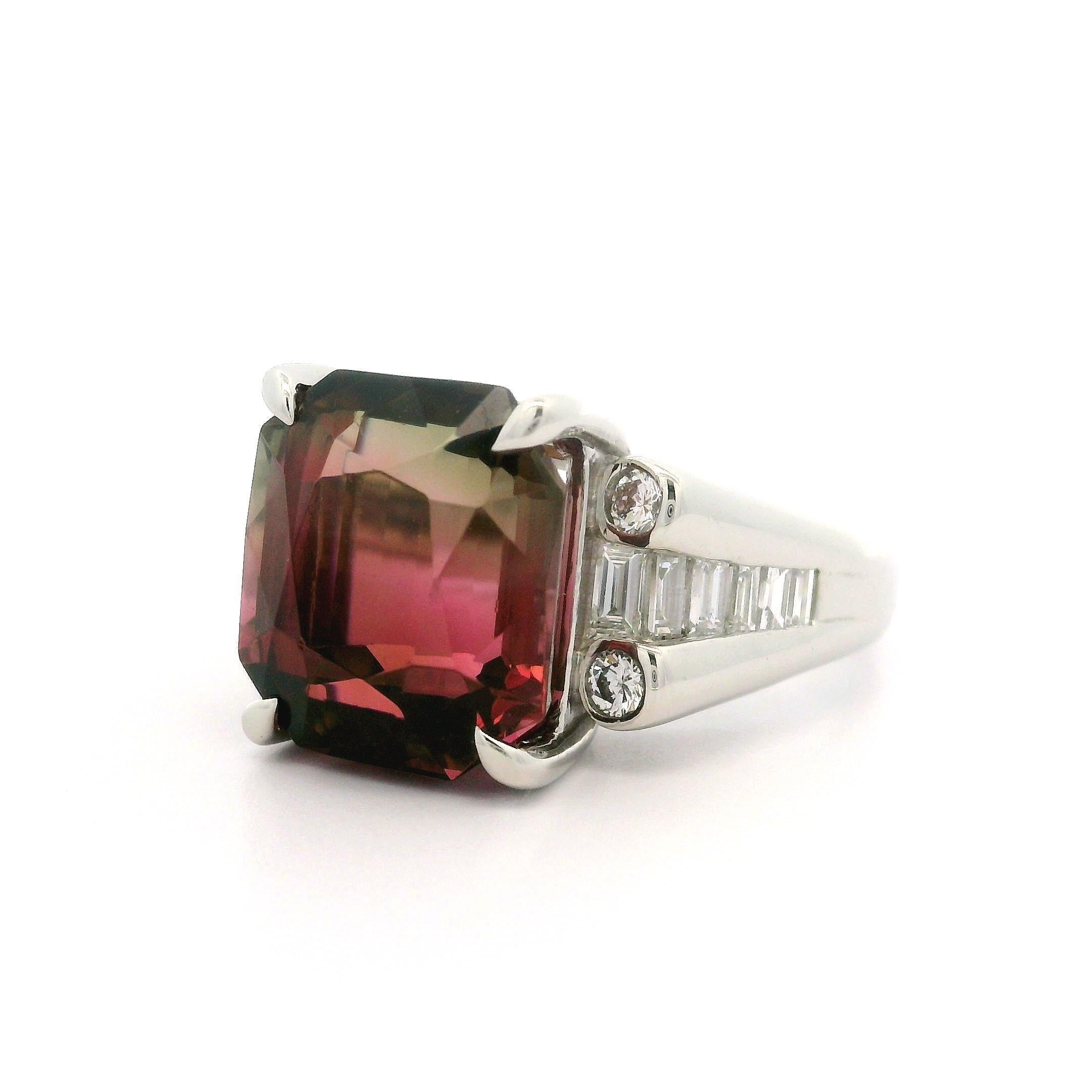 Bague très bien réalisée en platine massif avec tourmaline bicolore de 8,77 carats et diamants en vente 3