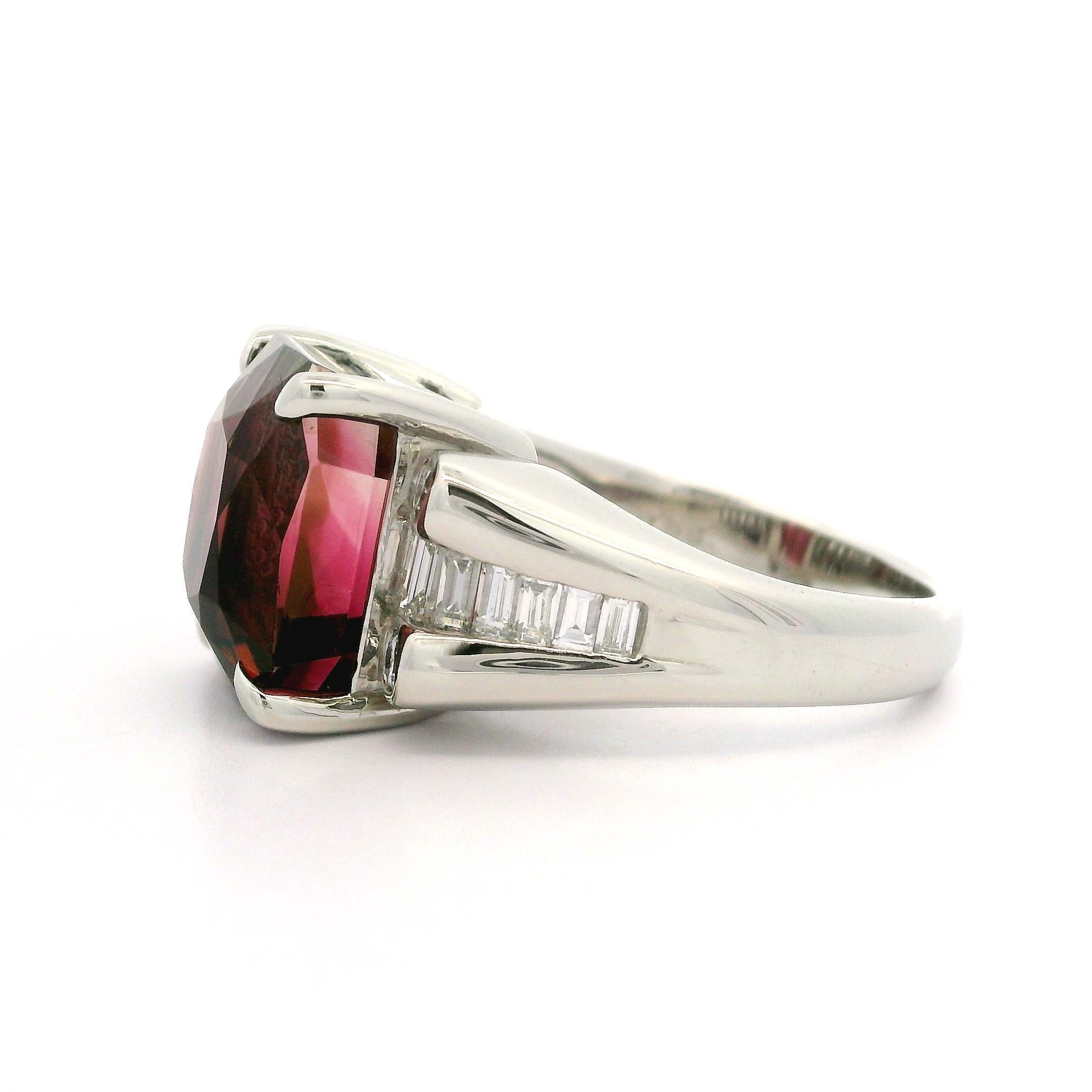 Bague très bien réalisée en platine massif avec tourmaline bicolore de 8,77 carats et diamants en vente 4