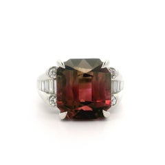 Anillo de platino macizo con turmalina bicolor y diamantes de 8,77 quilates, muy elaborado